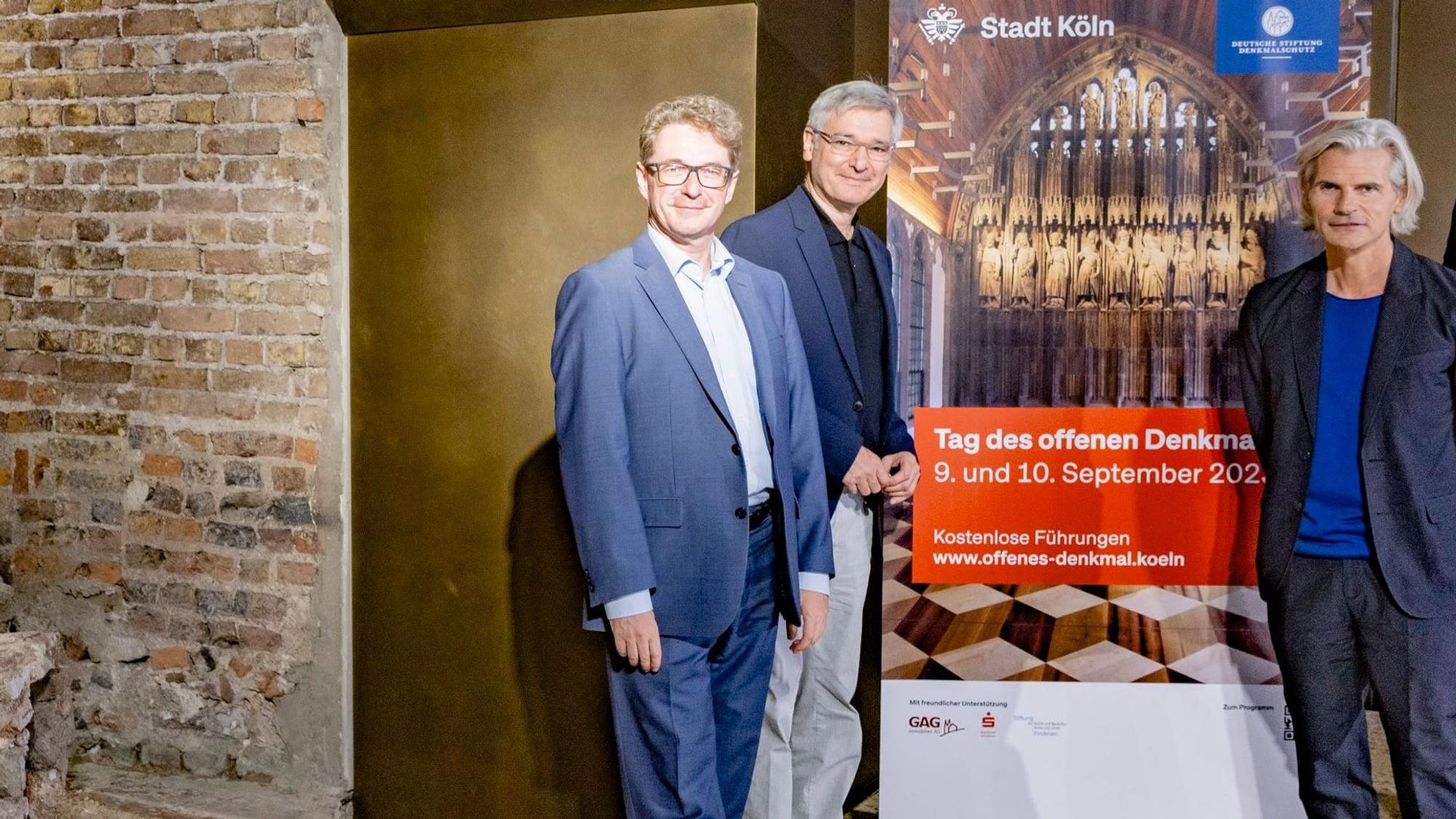 Dr. Matthias Hamann (l.) mit Stadtkonservator Dr Thomas Werner (2.v.l.) und Kulturdezernent Stefan Charles.