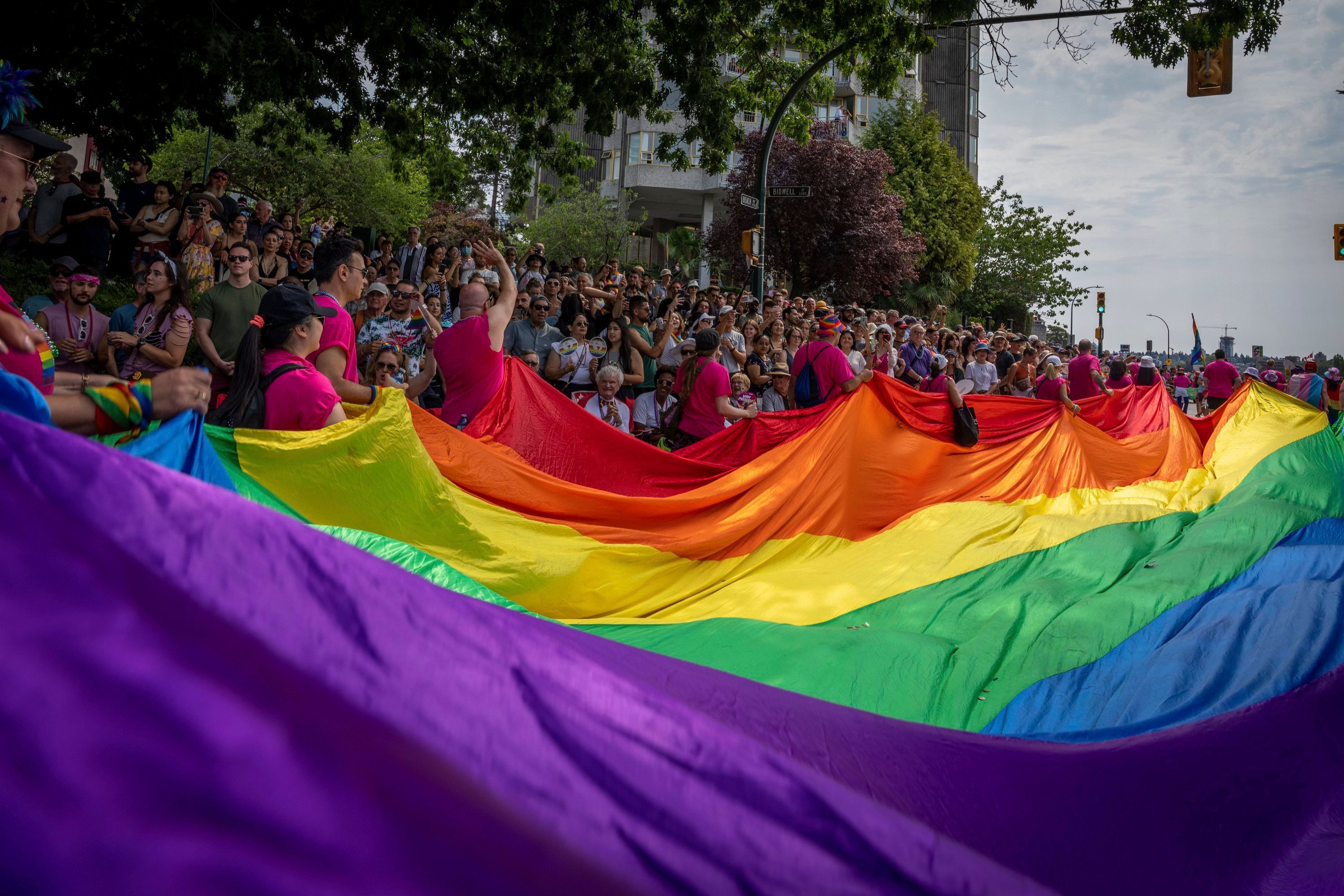 Eine große Pride-Flagge wird während der Pride Parade in Vancouver getragen.