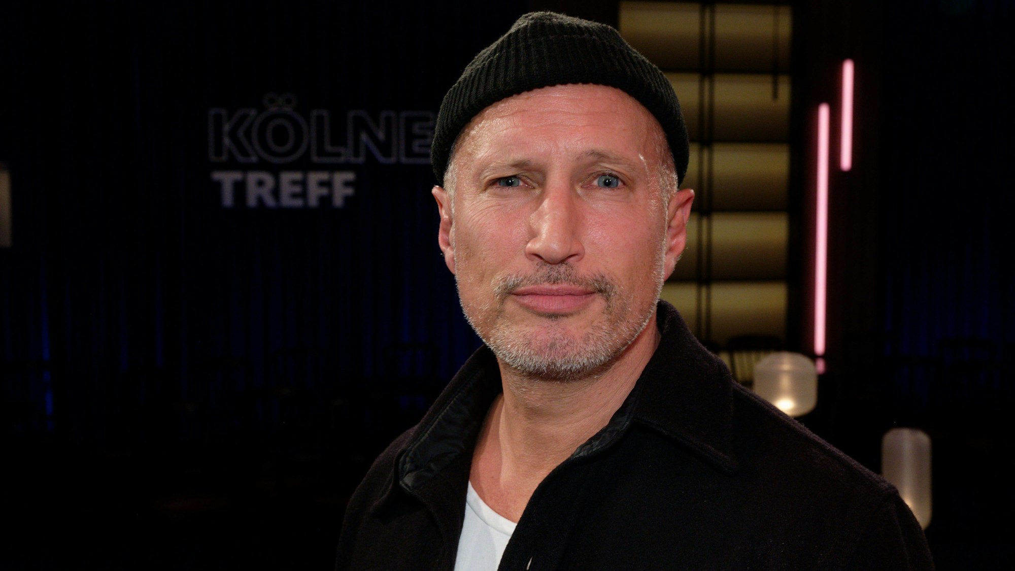 Der Schauspieler Benno Fürmann mit einer schwarzen Strickmütze auf dem Kopf.