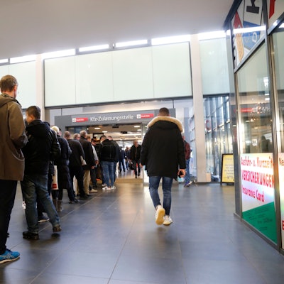 Die KFZ-Zulassung ist Sinnbild für die Verwaltungsreform: Sie öffnet samstags nicht mehr, angeblich mangels Bedarfs.