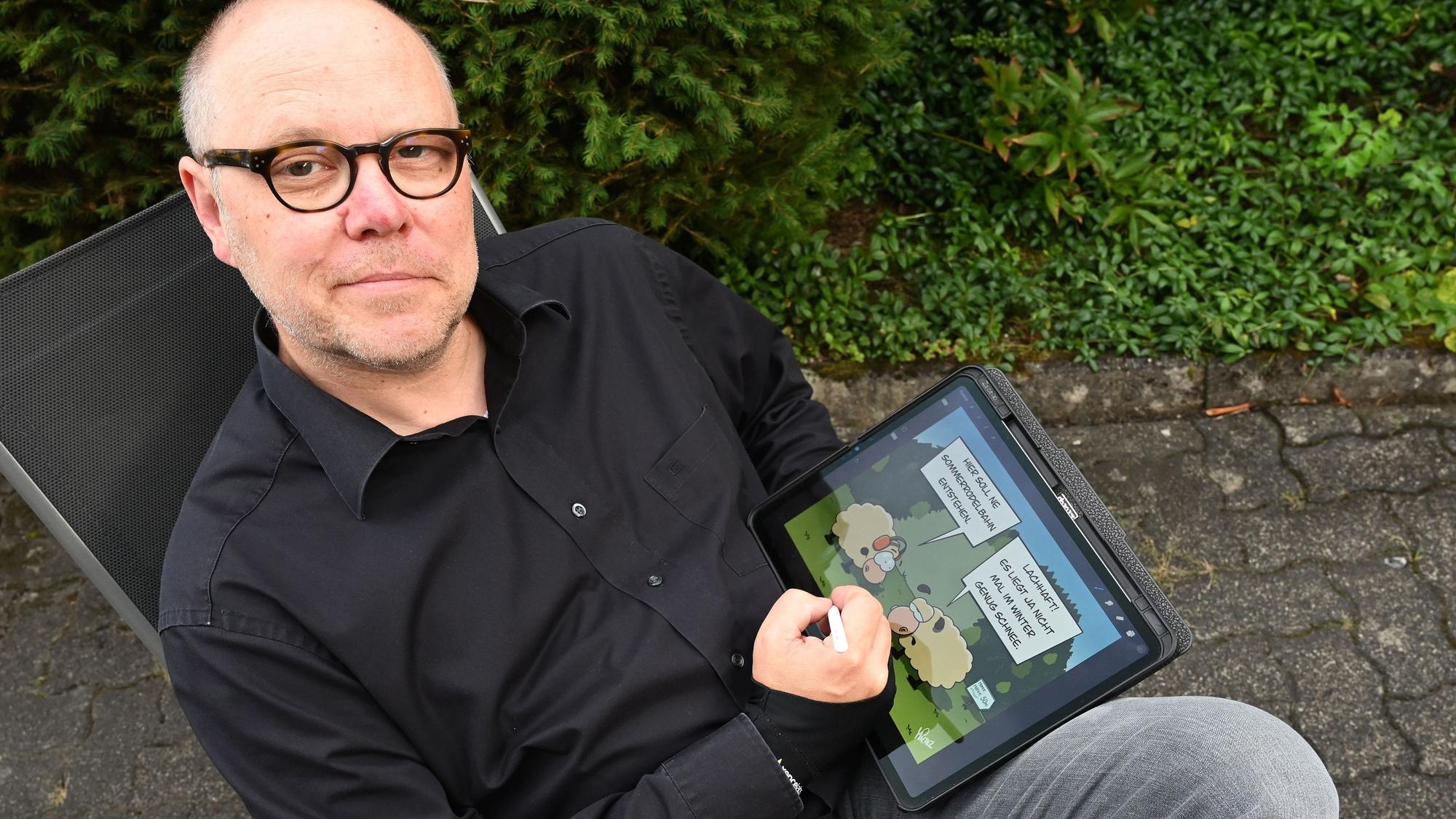 Unser Cartoonist Michel Ley (52) zeichnet seine Bilder am Tablet. Nur selten greift er zu Bleistift und Papier.