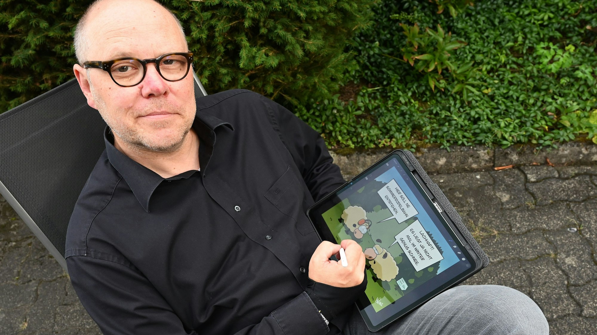 Unser Cartoonist Michel Ley (52) zeichnet seine Bilder am Tablet. Nur selten greift er zu Bleistift und Papier.