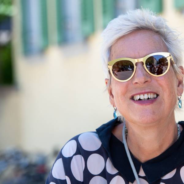 Die Autorin und Regisseurin Dorie Dörrie trägt eine dunkle Sonnenbrille.