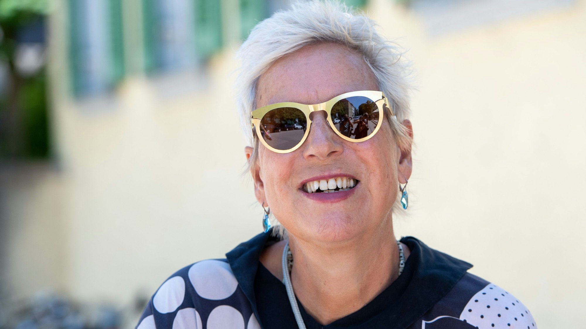 Die Autorin und Regisseurin Dorie Dörrie trägt eine dunkle Sonnenbrille.