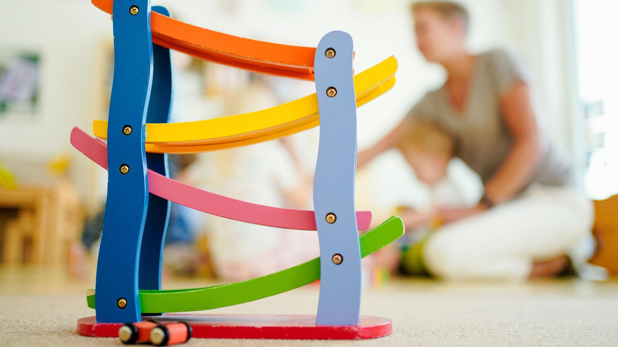 Eine Erzieherin spielt in einer Kindertagesstätte mit Kindern.