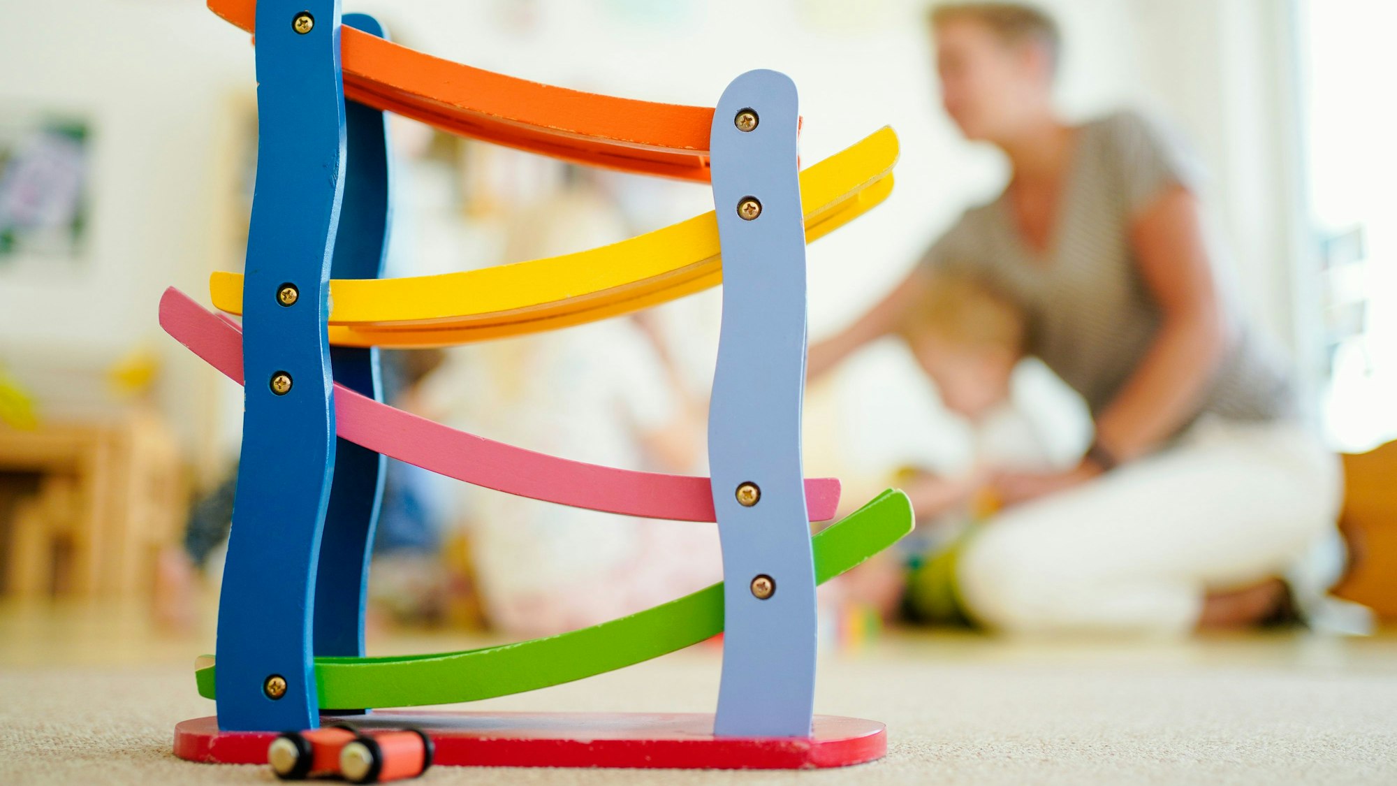 Eine Erzieherin spielt in einer Kindertagesstätte mit Kindern.