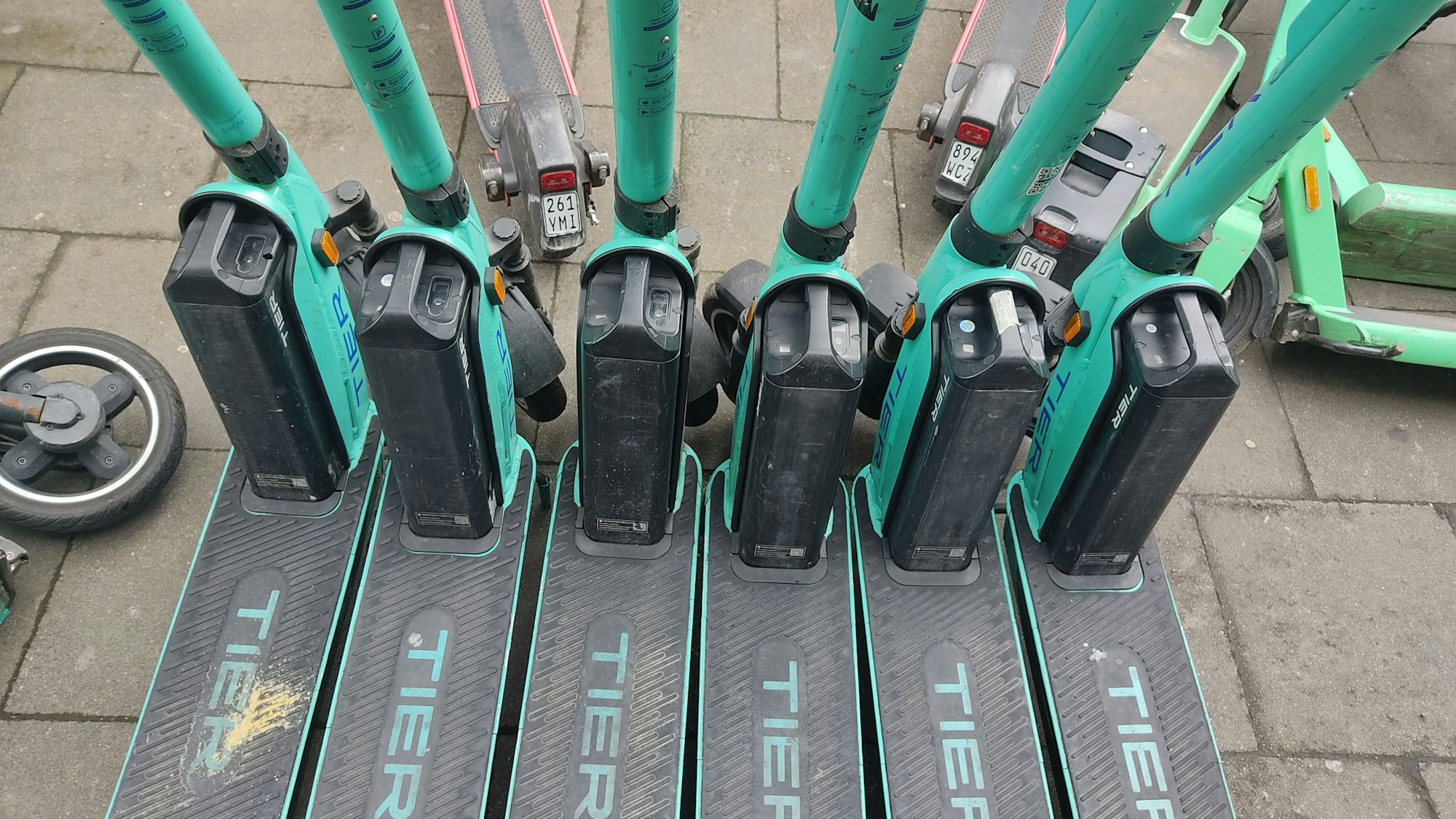 E-Scooter des Anbieters Tier am Kölner Dom.