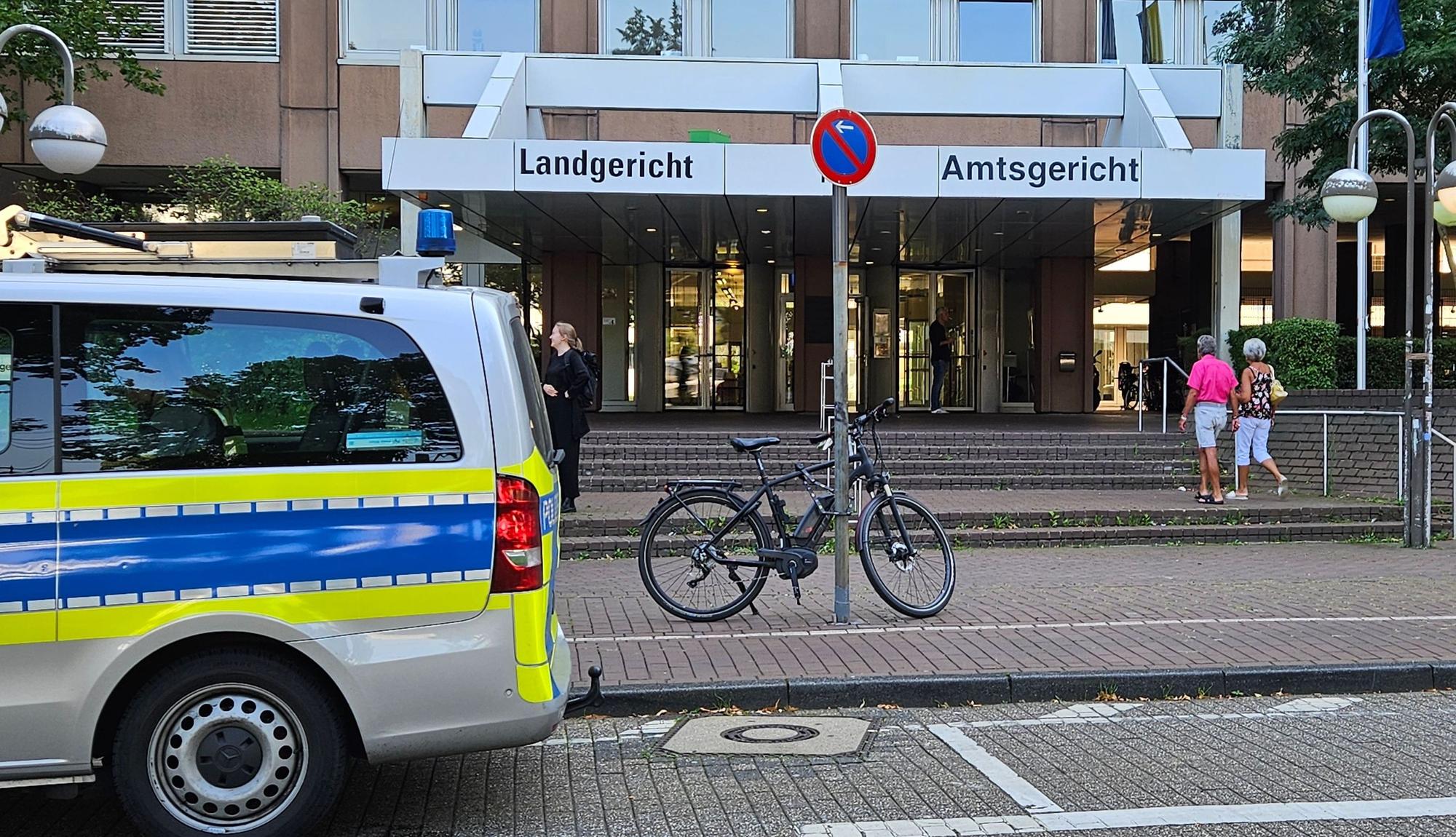 Das Foto zeigt den Eingang zum Gerichtsgebäude in Köln.