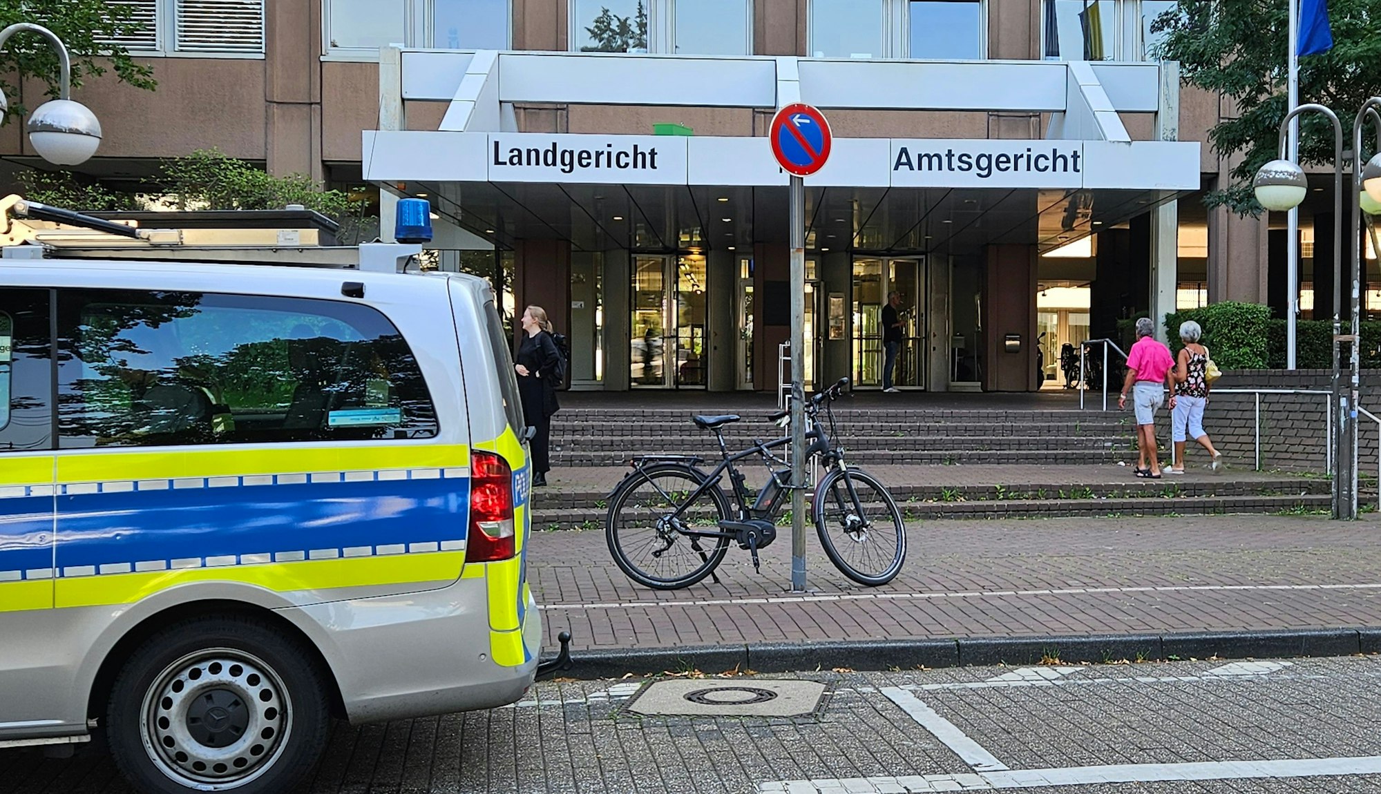 Das Foto zeigt den Eingang zum Gerichtsgebäude in Köln.