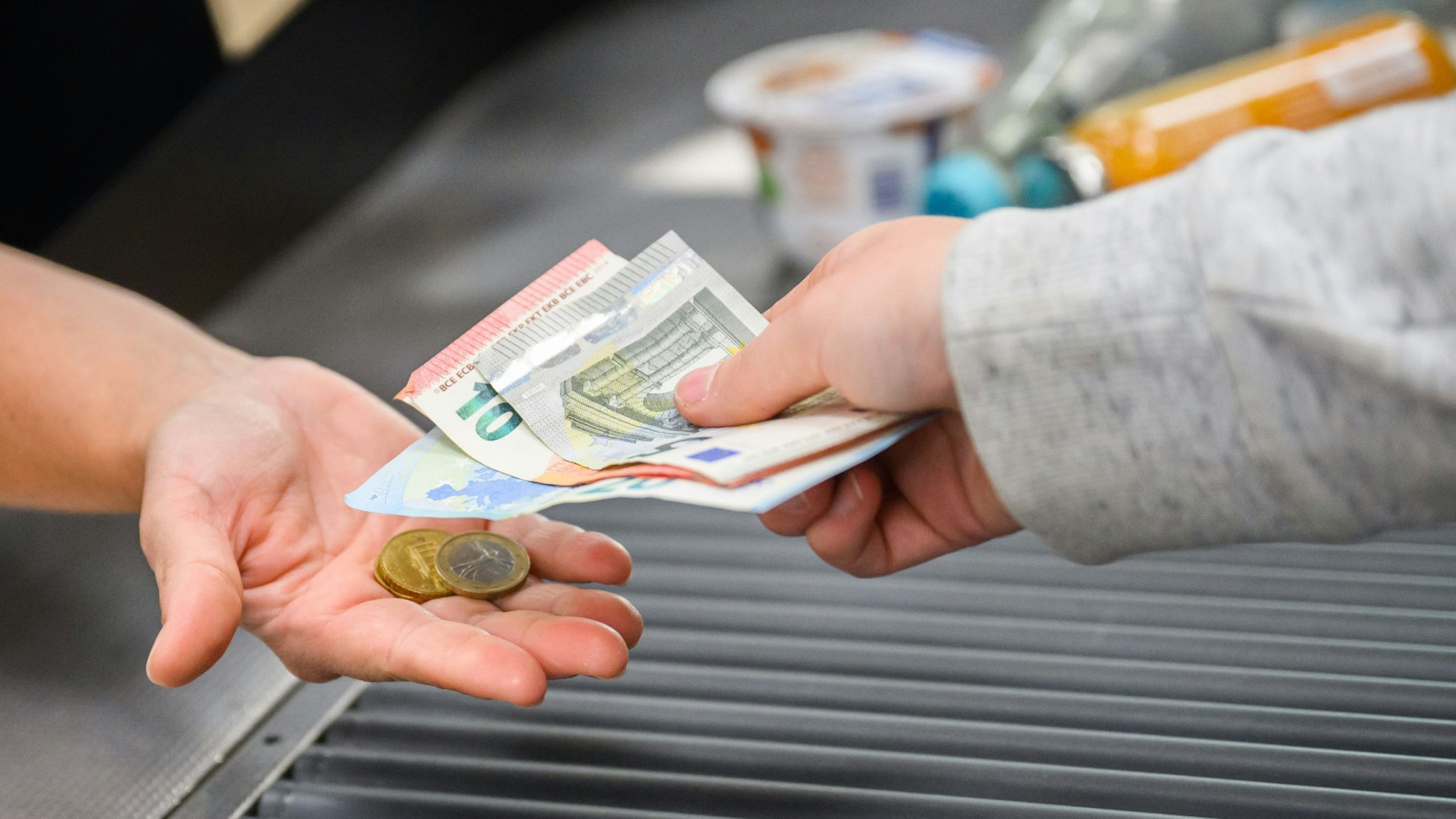 30.08.2023, Niedersachsen, Hannover: Eine Kassiererin gibt einer Kundin Wechselgeld an der Kasse eines Supermarktes. Das Statistische Bundesamt gibt am 30. August die Inflationsrate für August 2023 bekannt. Foto: Julian Stratenschulte/dpa +++ dpa-Bildfunk +++