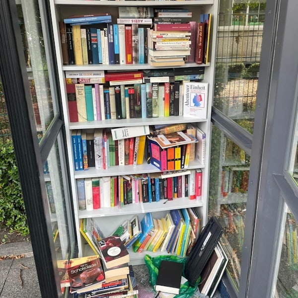 Ein Bücherschrank in Hürth ist zugemüllt.