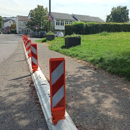 Am Jungfernpfad wurde provisorisch ein Fußweg zur Grundschule eingerichtet.