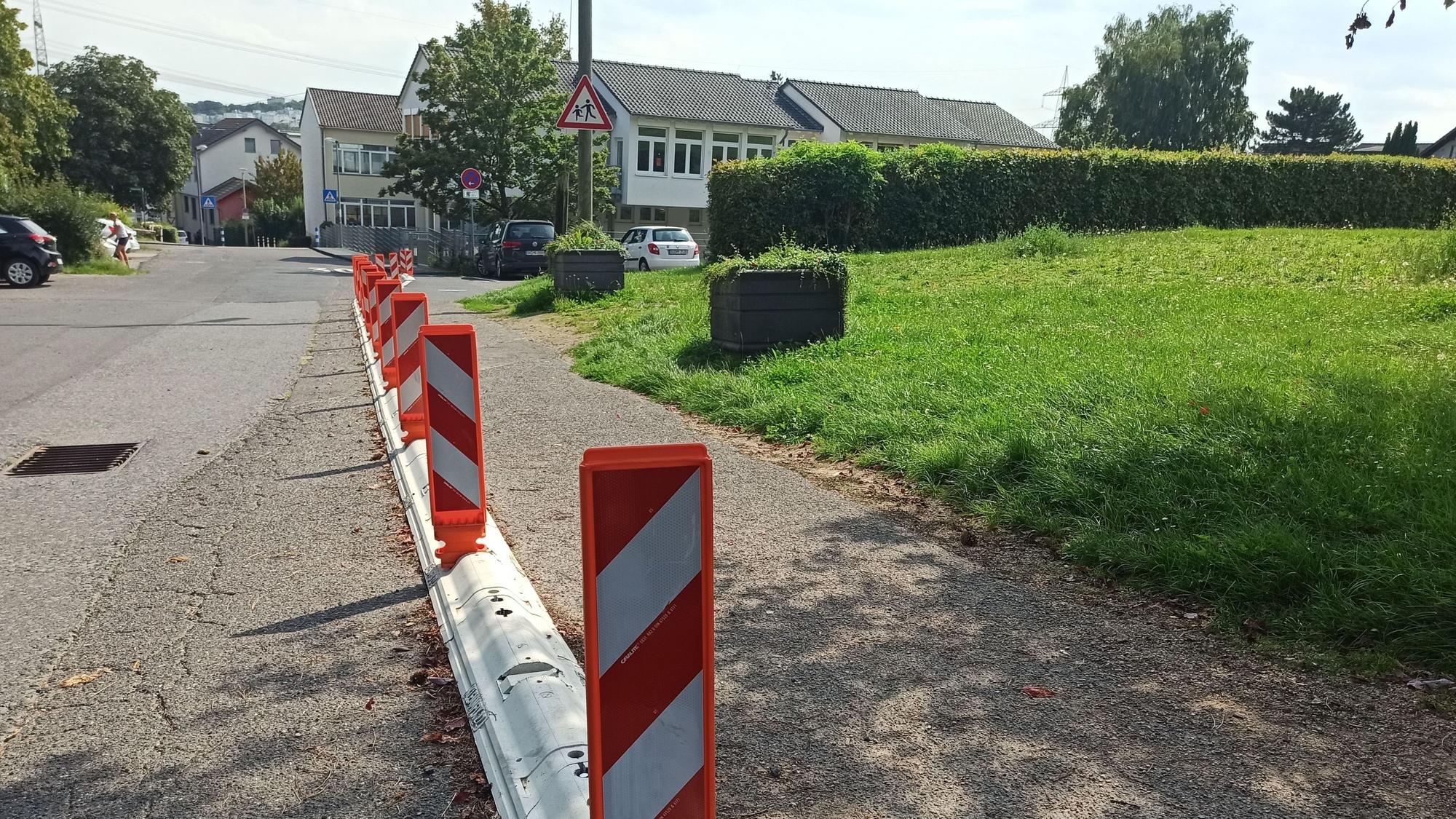 Am Jungfernpfad wurde provisorisch ein Fußweg zur Grundschule eingerichtet.