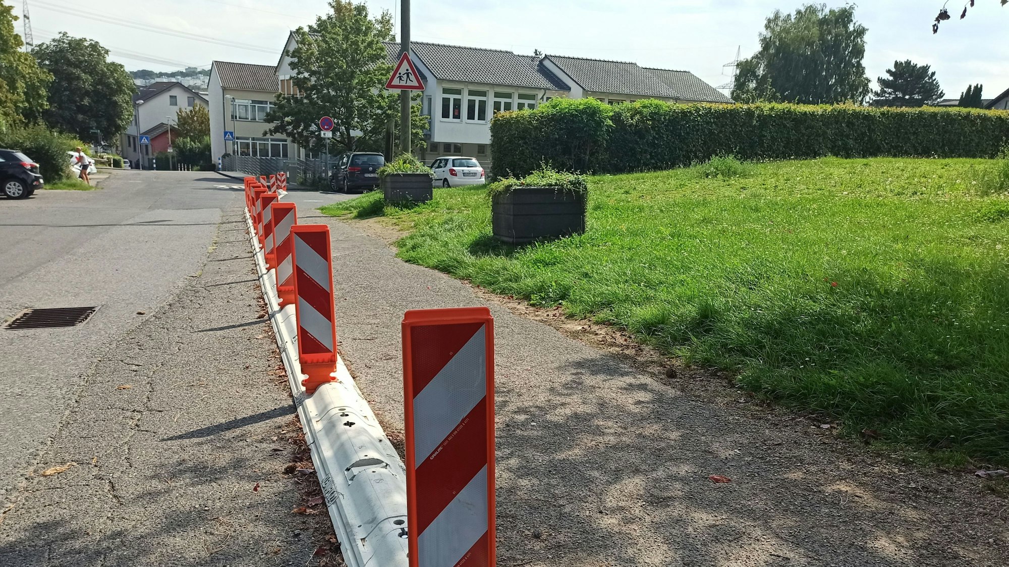 Am Jungfernpfad wurde provisorisch ein Fußweg zur Grundschule eingerichtet.
