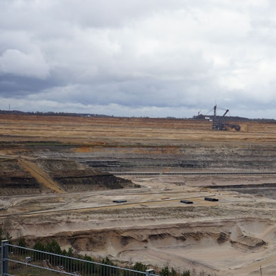 Das Bild zeigt den Tagebau Hambach und einen Schaufelradbagger.