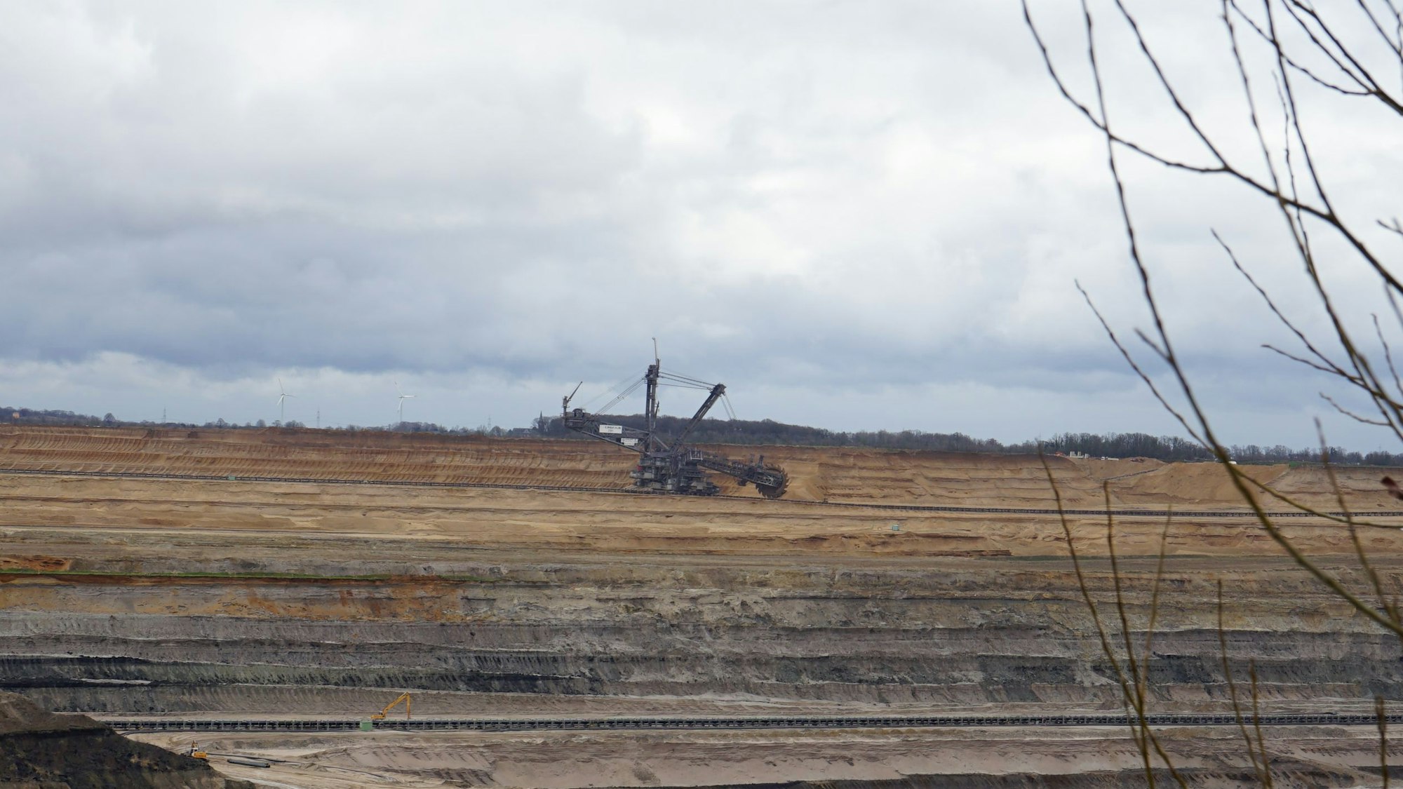 Das Bild zeigt den Tagebau Hambach und einen Schaufelradbagger.