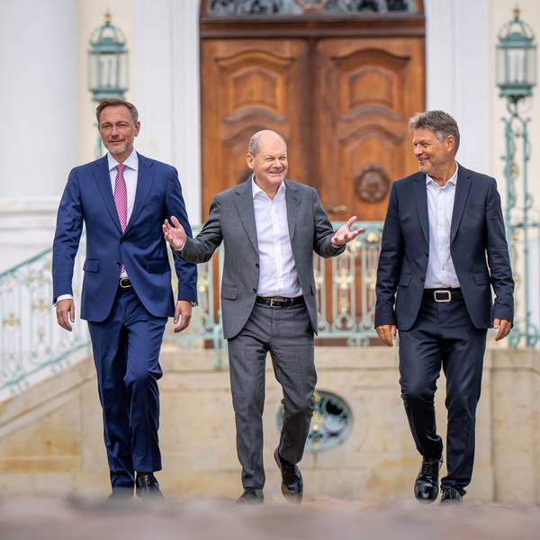 Klausurtagung auf Schloss Meseberg in Brandenburg: Bundeskanzler Olaf Scholz (SPD, m.), Finanzminister Christian Lindner (FDP, l.) und Wirtschaftsminister Robert Habeck kurz vor der Pressekonferenz.