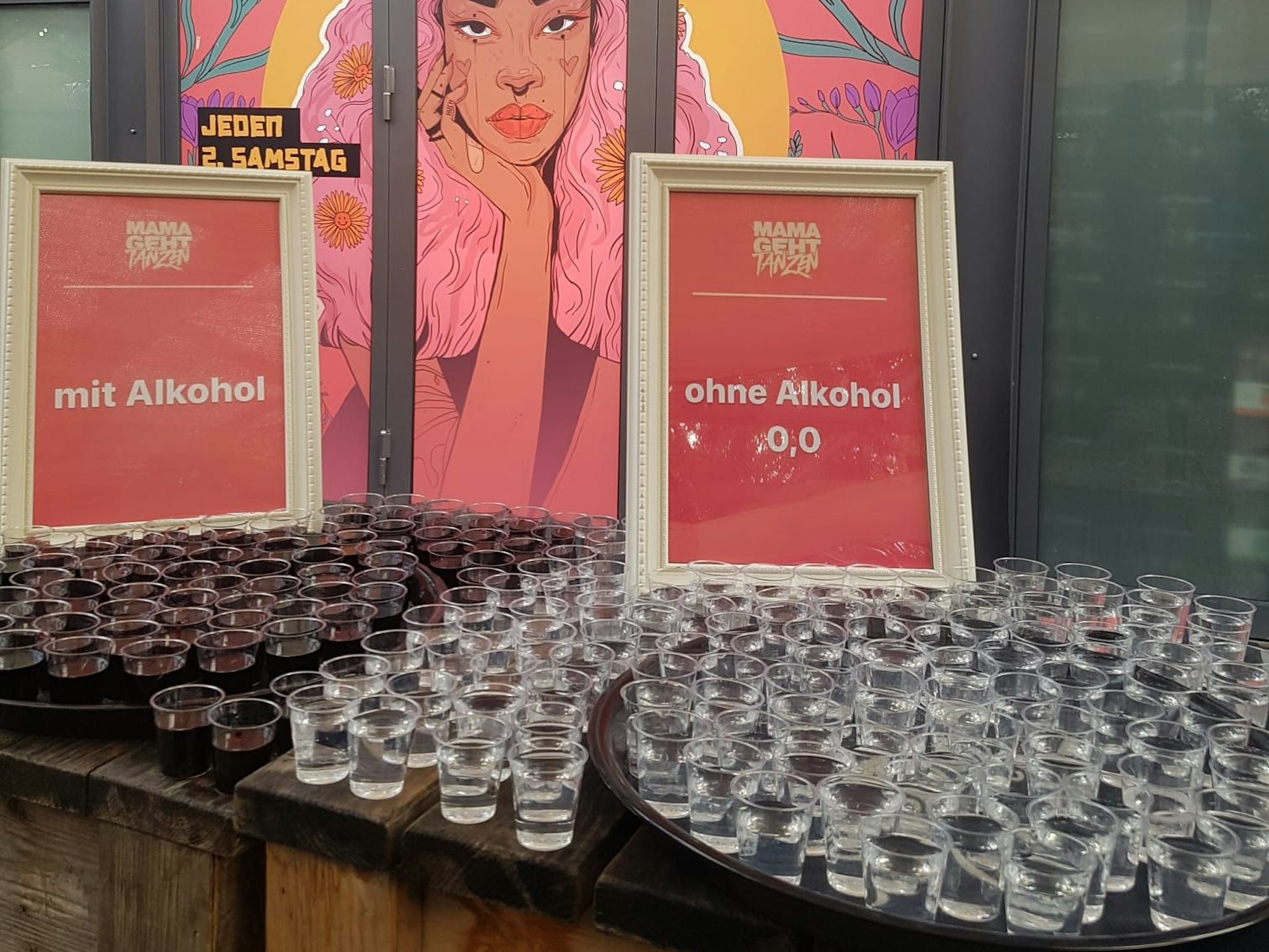 Auf einem Tablet stehen kleine Shot-Gläser mit und ohne Alkohol. Eindrücke von der erfolgreichen Partyreihe "Mama geht tanzen" im Clubbahnhof Ehrenfeld.