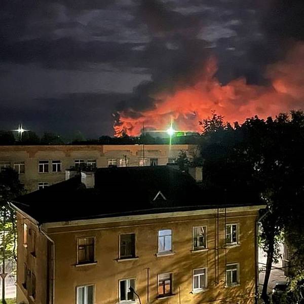 Ein Foto, das vom Gouverneur des Gebiets Pskow, Michail Wedernikow, veröffentlicht wurde, zeigt eine massive Rauchwolke über der Stadt. Die Ukraine hat in der Nacht auf Mittwoch den wohl bisher massivsten Drohnenangriff auf Russland durchgeführt. Aus mehreren Städten wurden Explosionen gemeldet.