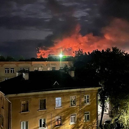 Ein Foto, das vom Gouverneur des Gebiets Pskow, Michail Wedernikow, veröffentlicht wurde, zeigt eine massive Rauchwolke über der Stadt. Die Ukraine hat in der Nacht auf Mittwoch den wohl bisher massivsten Drohnenangriff auf Russland durchgeführt. Aus mehreren Städten wurden Explosionen gemeldet.