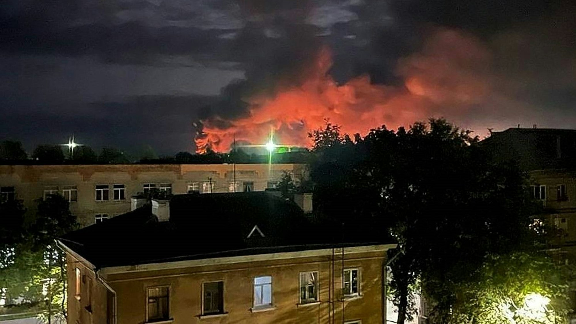 Ein Foto, das vom Gouverneur des Gebiets Pskow, Michail Wedernikow, veröffentlicht wurde, zeigt eine massive Rauchwolke über der Stadt. Die Ukraine hat in der Nacht auf Mittwoch den wohl bisher massivsten Drohnenangriff auf Russland durchgeführt. Aus mehreren Städten wurden Explosionen gemeldet.