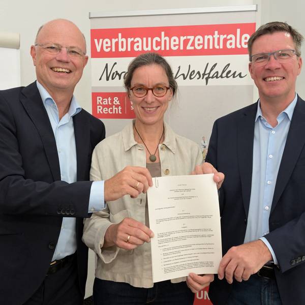 In der Verbraucherzentrale Bergisch Gladbach zeigen (v.l.) Wolfgang Schuldzinski, Brigitte Becker und Landrat Stephan Santelmann den Vertrag.