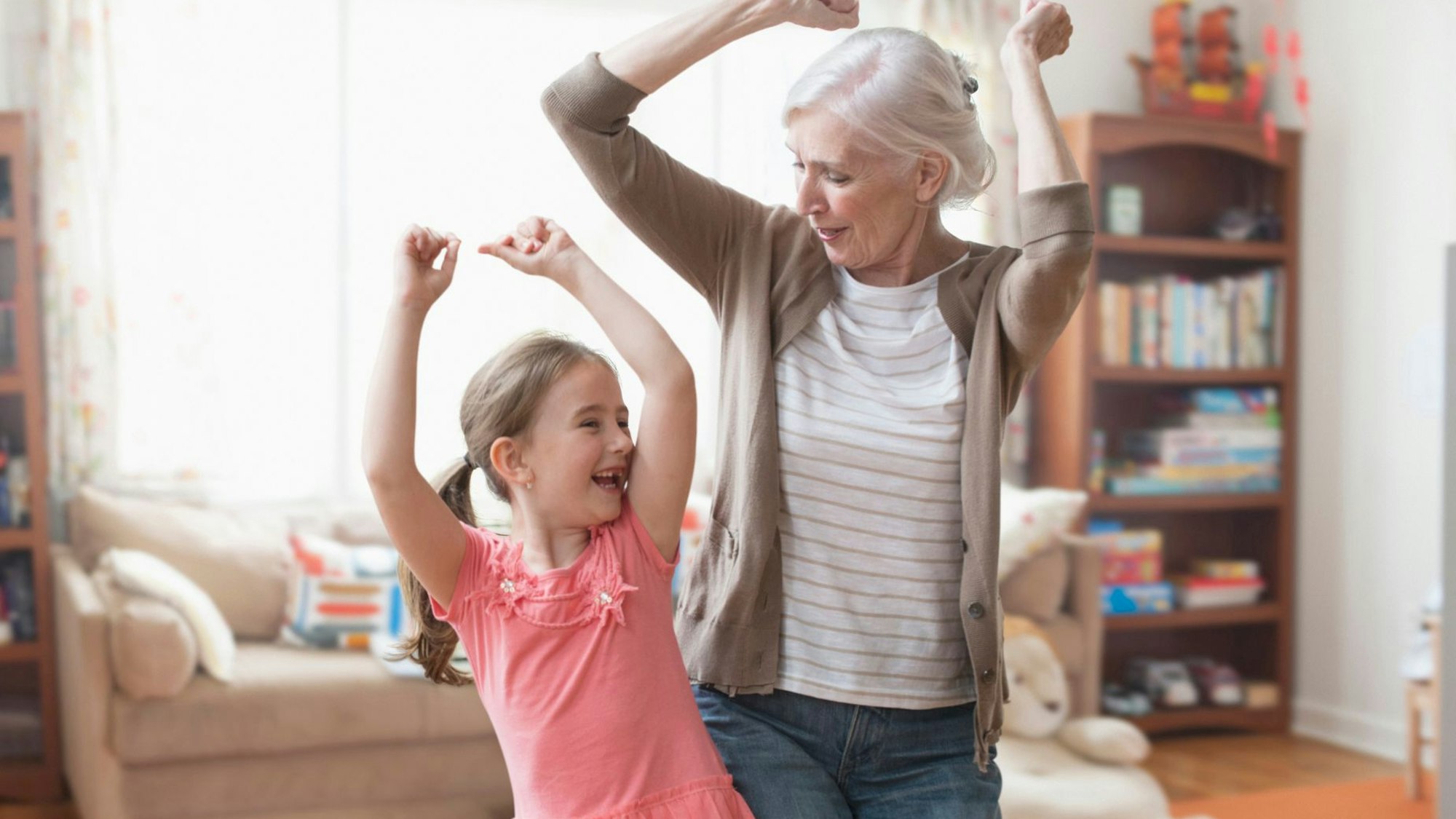 Oma tanzt mit ihrer Enkelin