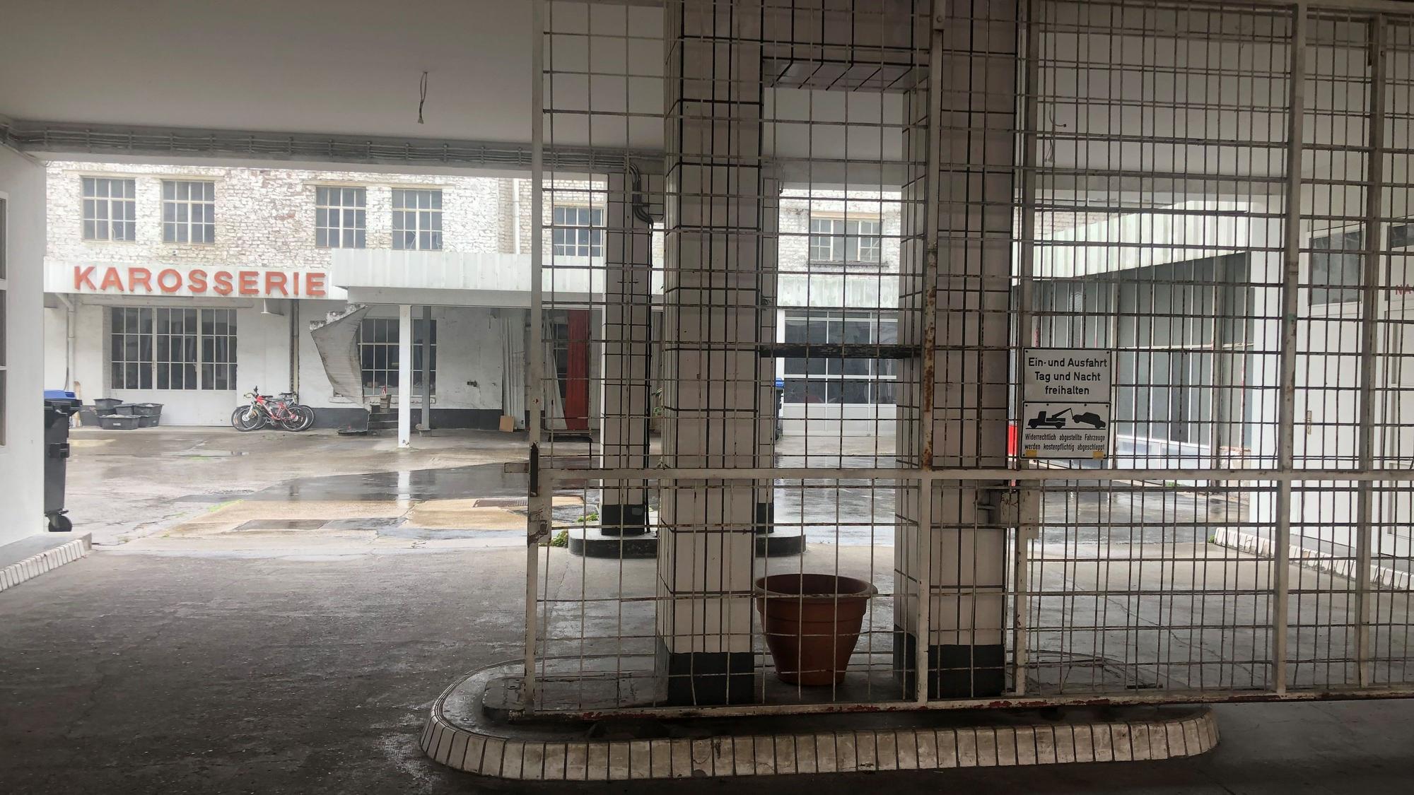 Blick in einen Hinterhof mit verwaister Autowerkstatt