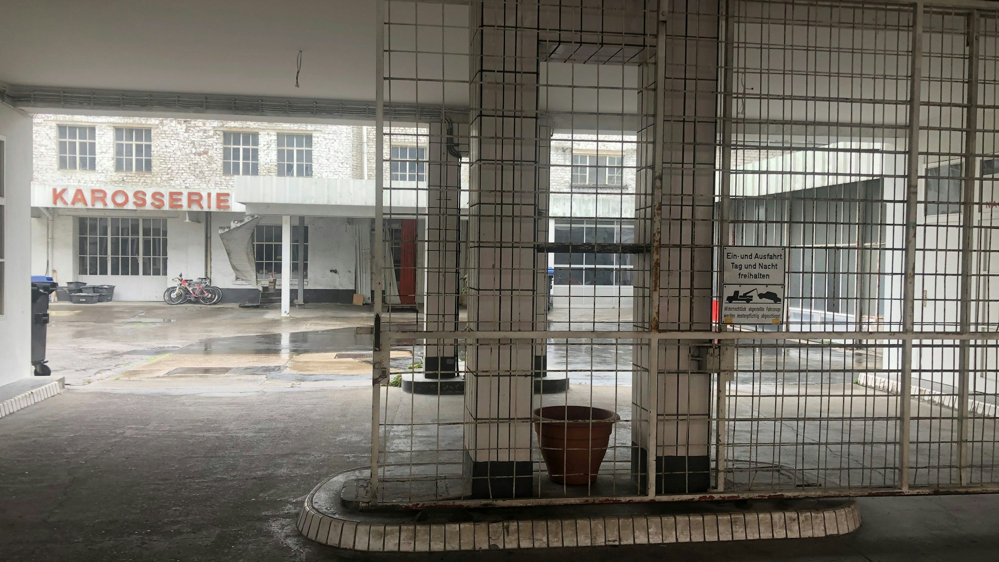 Blick in einen Hinterhof mit verwaister Autowerkstatt