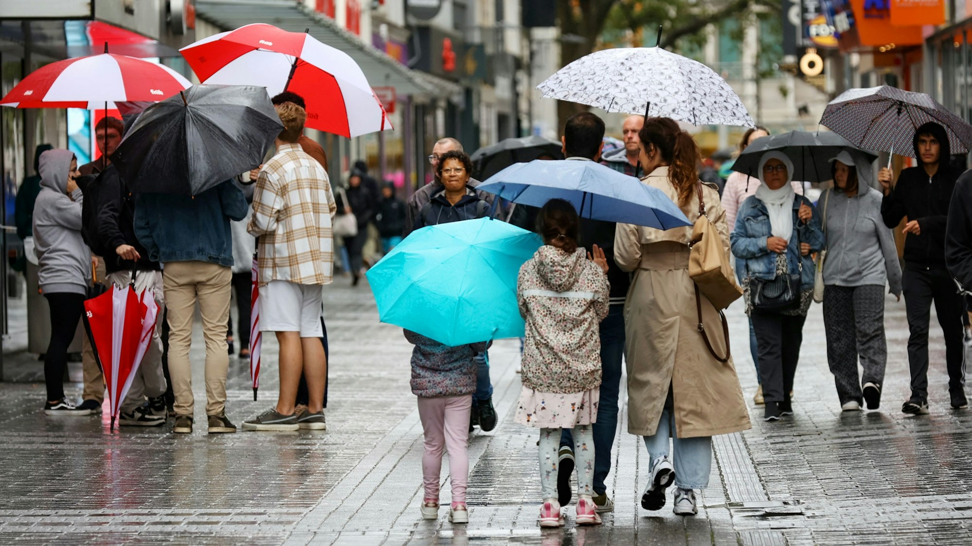 06.08.2023
Köln:
Regenwetter auf der Hohe Str. an einem Sonntag Mittag im Sommer
Foto: Martina Goyert