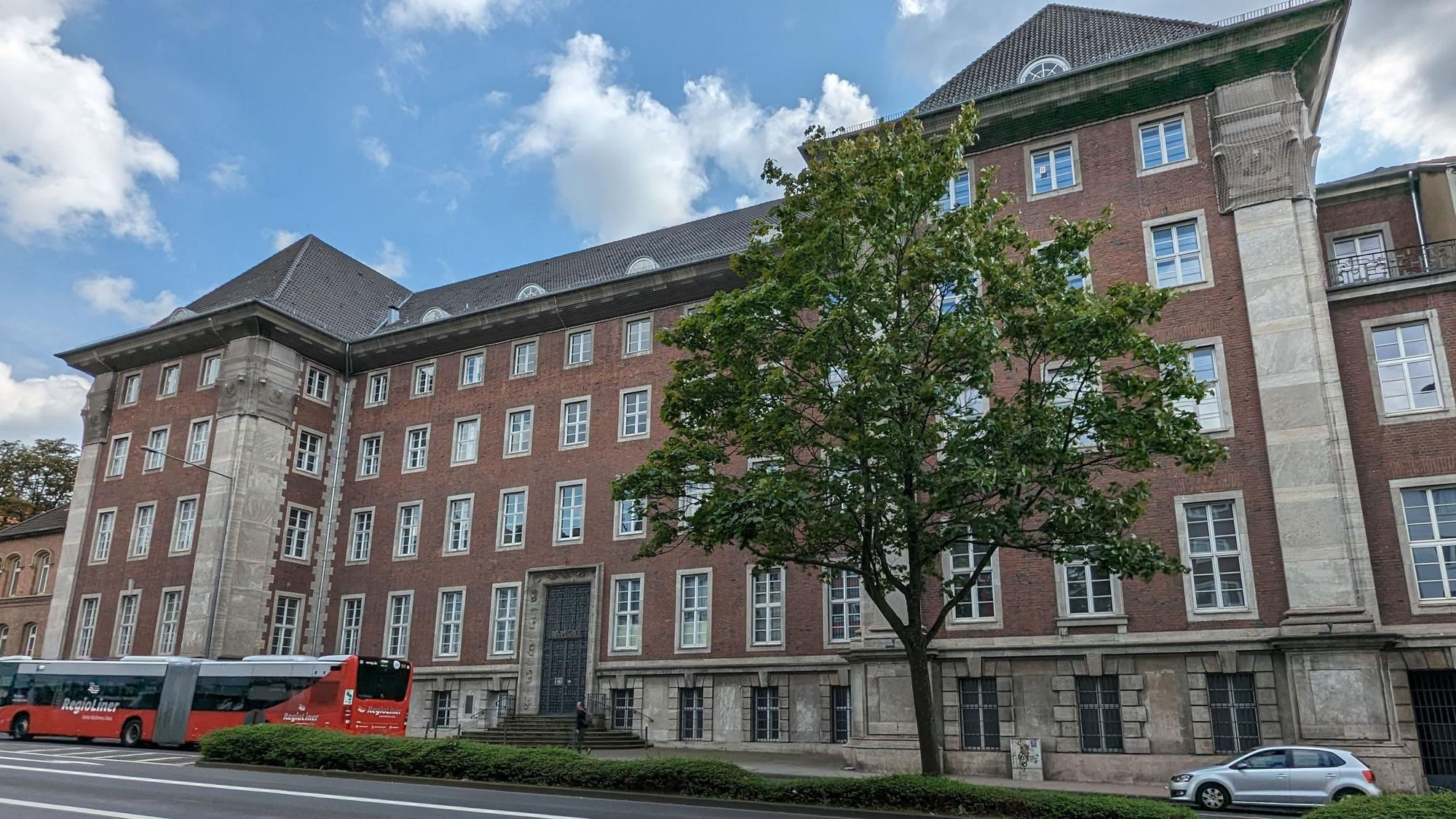 Das Symbolbild zeigt das historische Gebäude des Landgerichts Aachen am Adalbertsteinweg.