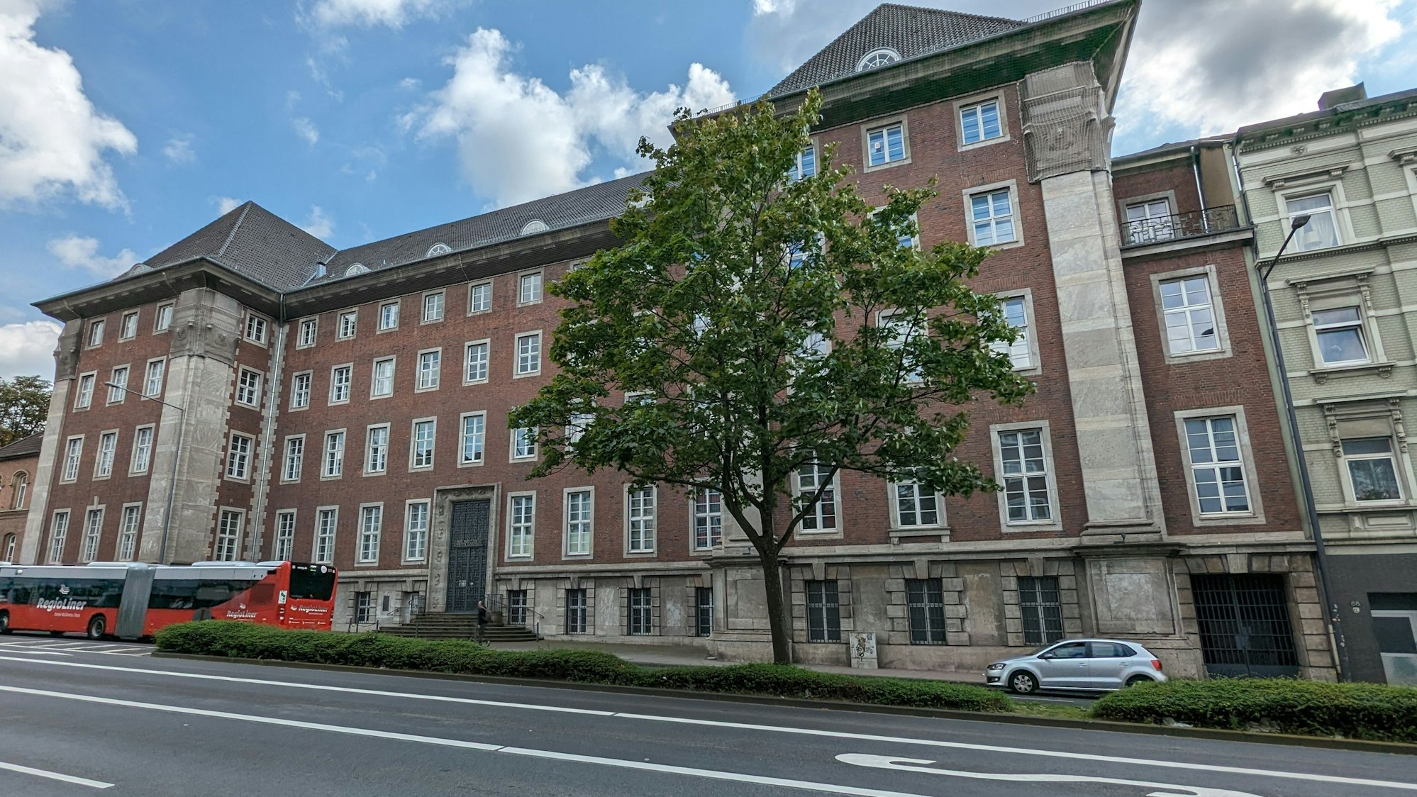 Das Symbolbild zeigt das historische Gebäude des Landgerichts Aachen am Adalbertsteinweg.