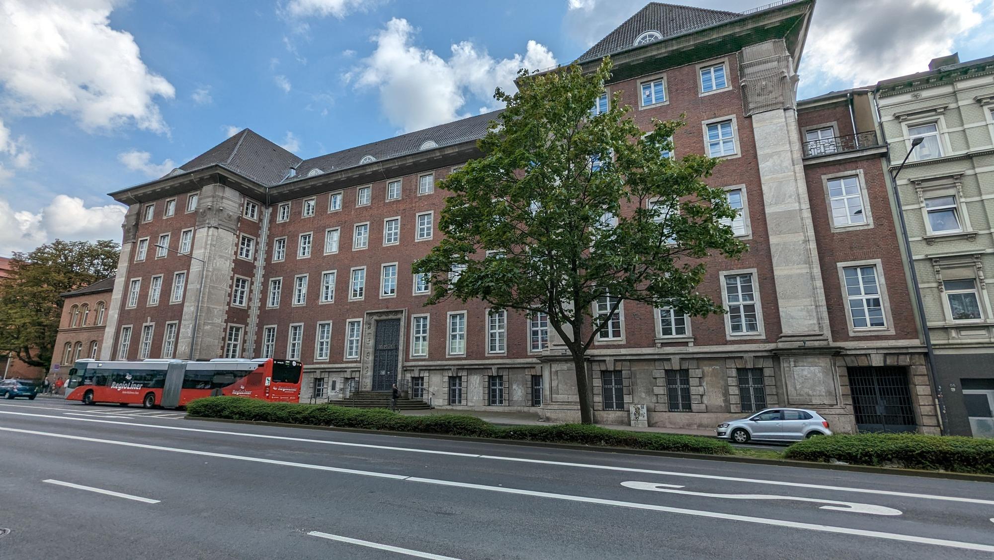 Das Symbolbild zeigt das historische Gebäude des Landgerichts Aachen am Adalbertsteinweg.