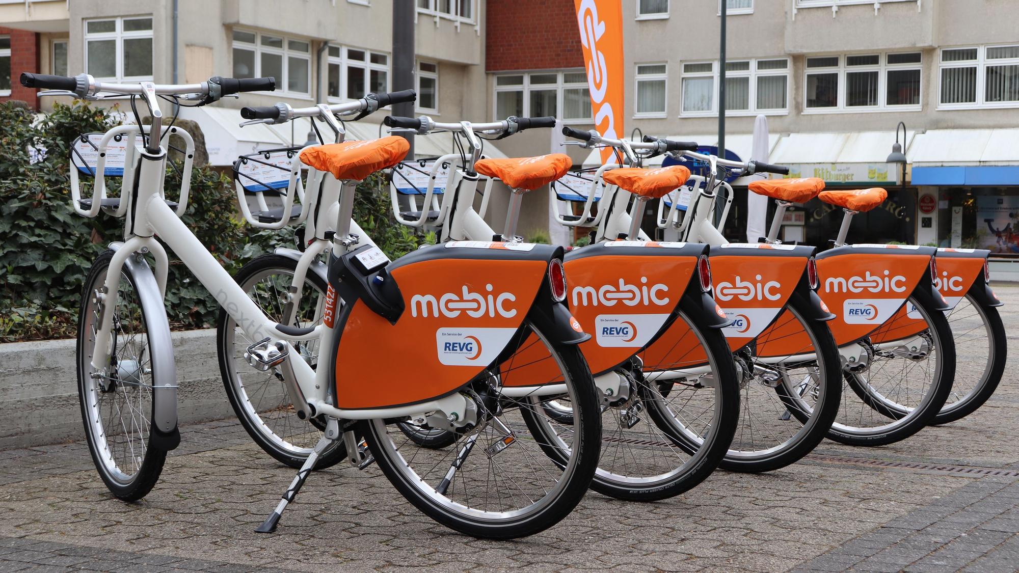 Fünf Fahrräder des Fahrradmietsystems Mobic stehen nebeneinander.