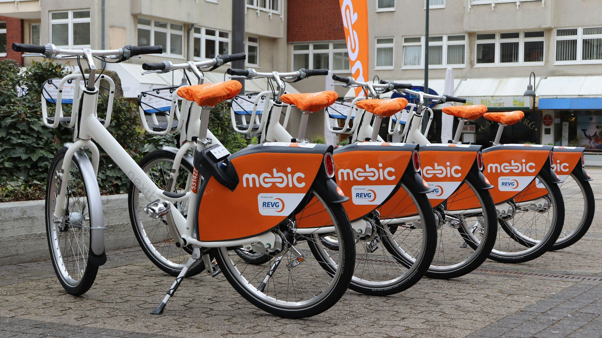 Fünf Fahrräder des Fahrradmietsystems Mobic stehen nebeneinander.