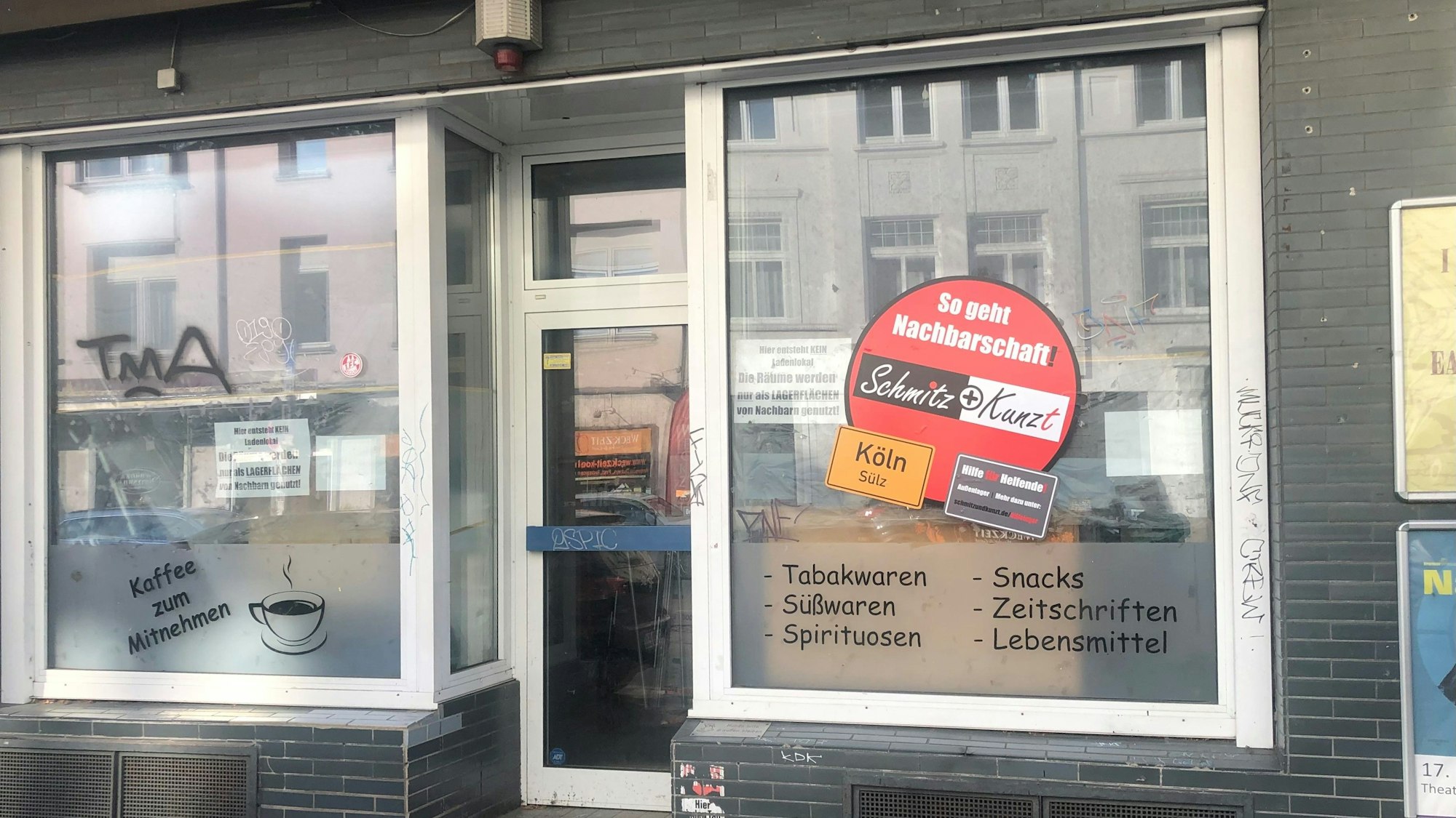 Blick auf das dreckige Schaufenster eines ehemaligen Kiosk