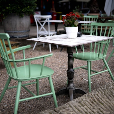 Leere Tische und Stühle befürchten die Kölner Gastro-Betriebe bei einer Rückkehr zur alten Mehrwertsteuer.