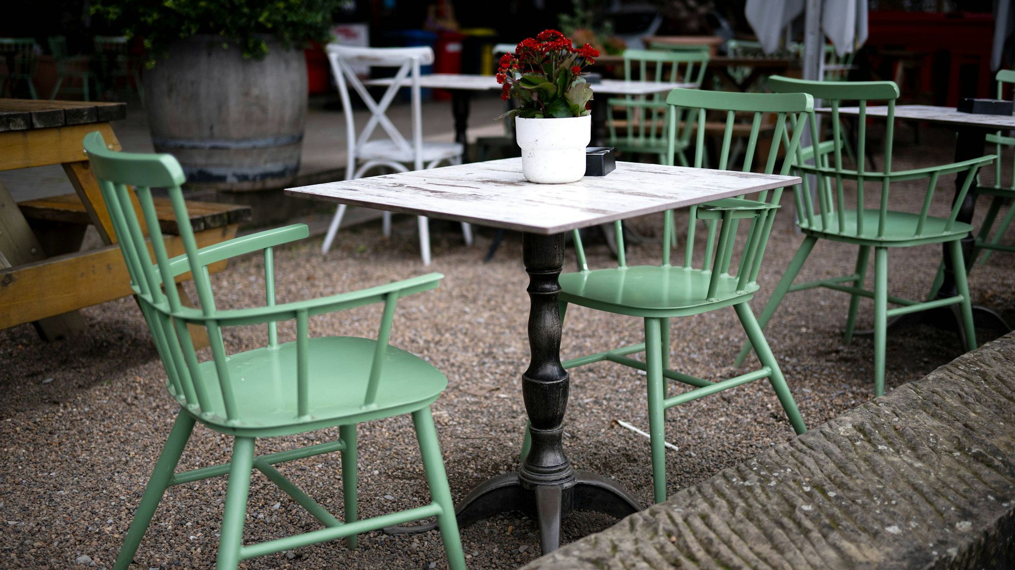 Leere Tische und Stühle befürchten die Kölner Gastro-Betriebe bei einer Rückkehr zur alten Mehrwertsteuer.