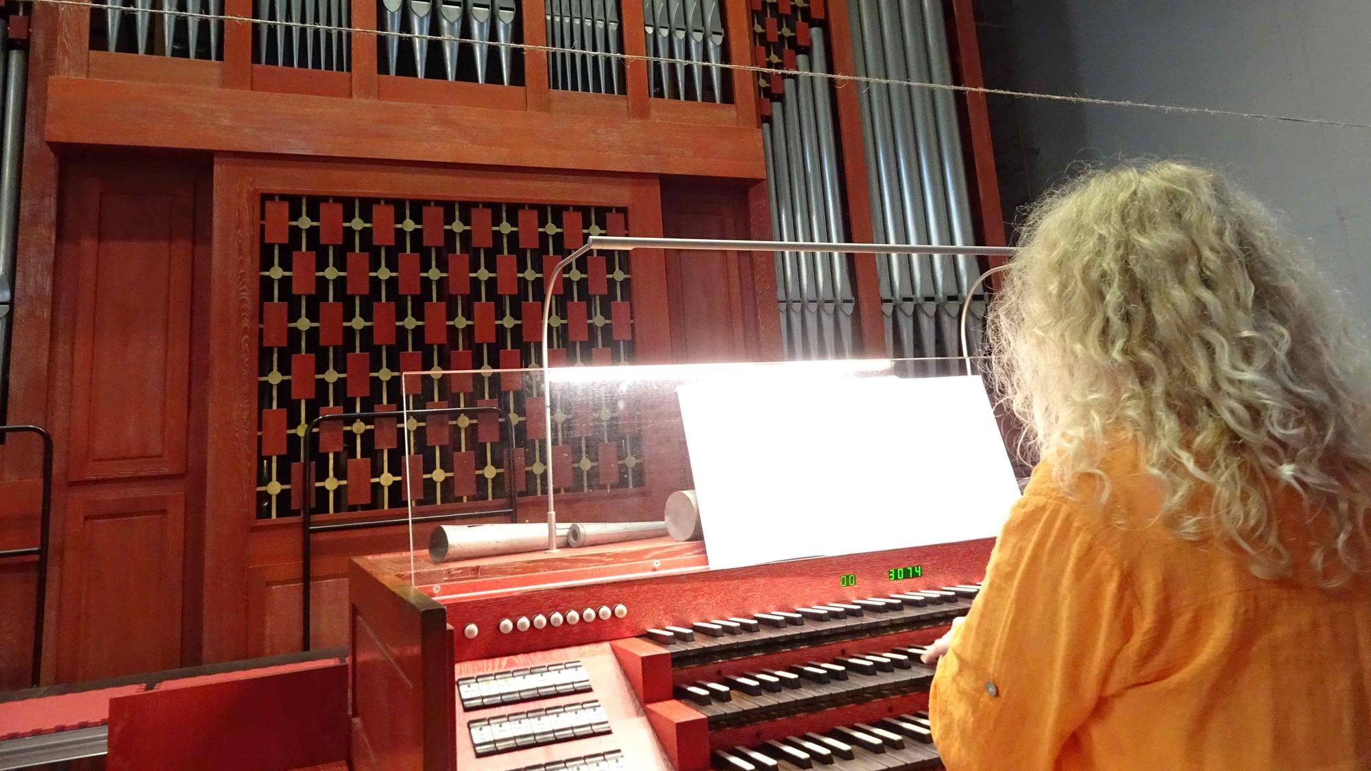 Erster Orgeltag in der katholischen Pfarrkirche St. Martin Rheinbach: Seelsorgebereichsmusikerin Christiane Goeke-Goos an der Rieger-Orgel von 1983.