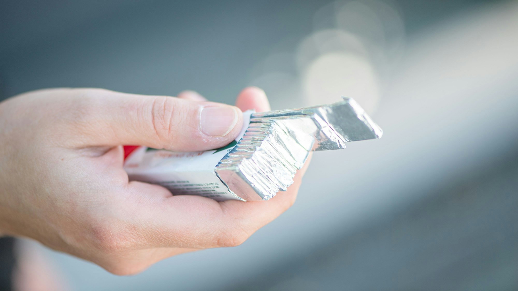 Eine Hand hält eine Packung Kaugummi.