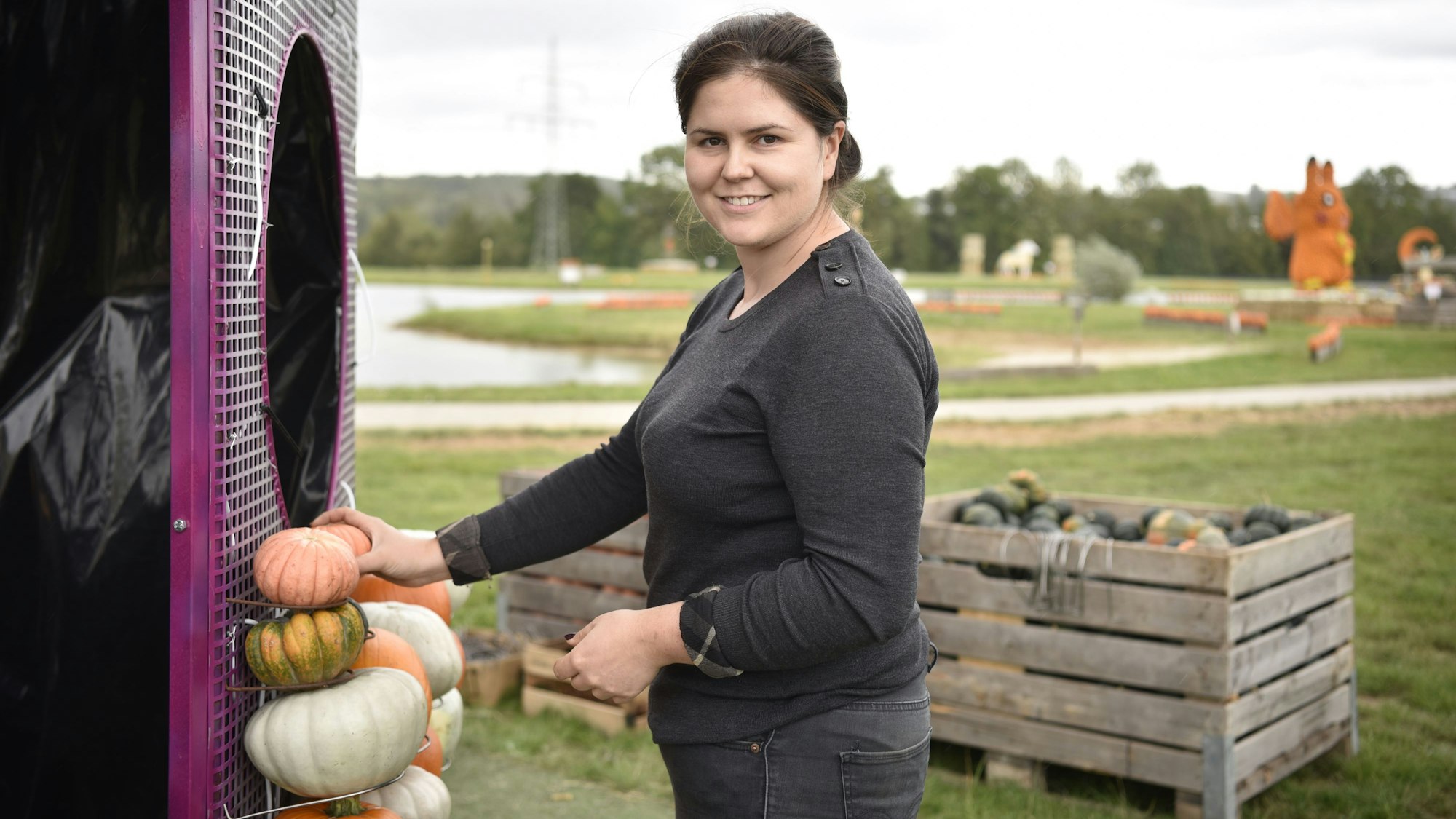 Bibi Bieger, Tochter von Krewelshof-Bauer Theo Bieger, drapiert Kürbisse an einem Drahtgestell.