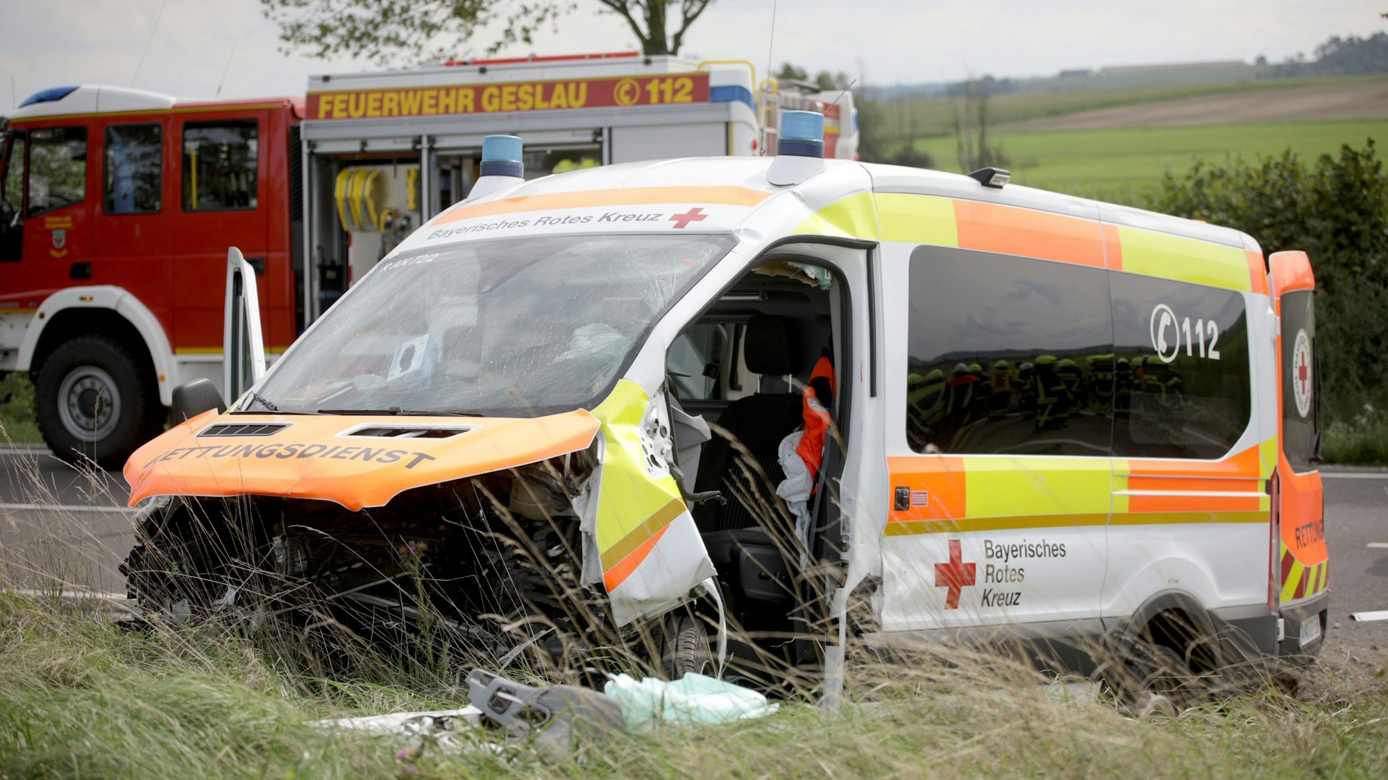 30.08.2023, Bayern, Geslau: Ein verunfallter Krankenwagen steht an der Unfallstelle auf einer Straße zwischen Geslau und Colmberg im mittelfränkischen Landkreis Ansbach. Bei einem Zusammenstoß zwischen einem Krankenwagen und einem Auto bei Geslau in Mittelfranken sind am Mittwoch drei Menschen tödlich verletzt worden. - Usage only in Germany Foto: Zahn/vifogra/dpa +++ dpa-Bildfunk +++