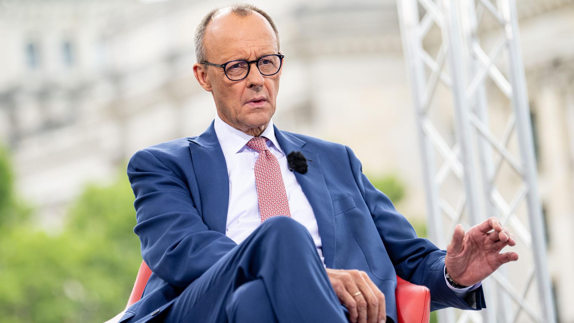 ARCHIV - 27.08.2023, Berlin: Friedrich Merz (CDU), Parteichef, nimmt an der Aufzeichnung des ARD-Sommerinterview im «Bericht aus Berlin» teil. Merz hat angesichts schlechter Wirtschaftsdaten eine Grundsatzdebatte über die Leistungsbereitschaft in Deutschland gefordert. (zu dpa: "Merz für Haltungsdebatte über Leistungsbereitschaft in Deutschland") Foto: Fabian Sommer/dpa +++ dpa-Bildfunk +++