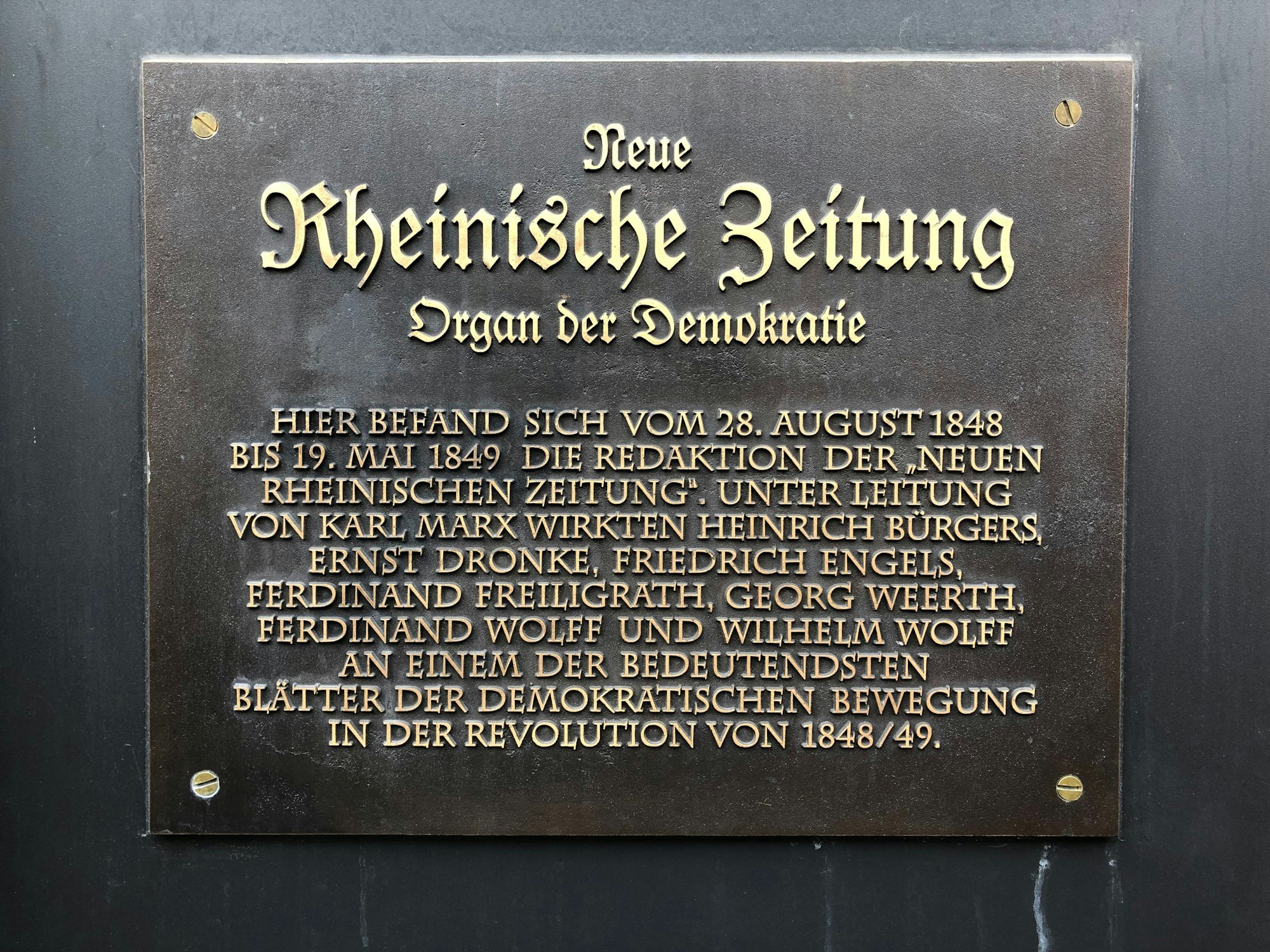 Eine Tafel am Haus Heumarkt Nr. 65 erinnert an die Redaktion der „Neuen Rheinischen Zeitung“, die 1848-49 hier residierte.