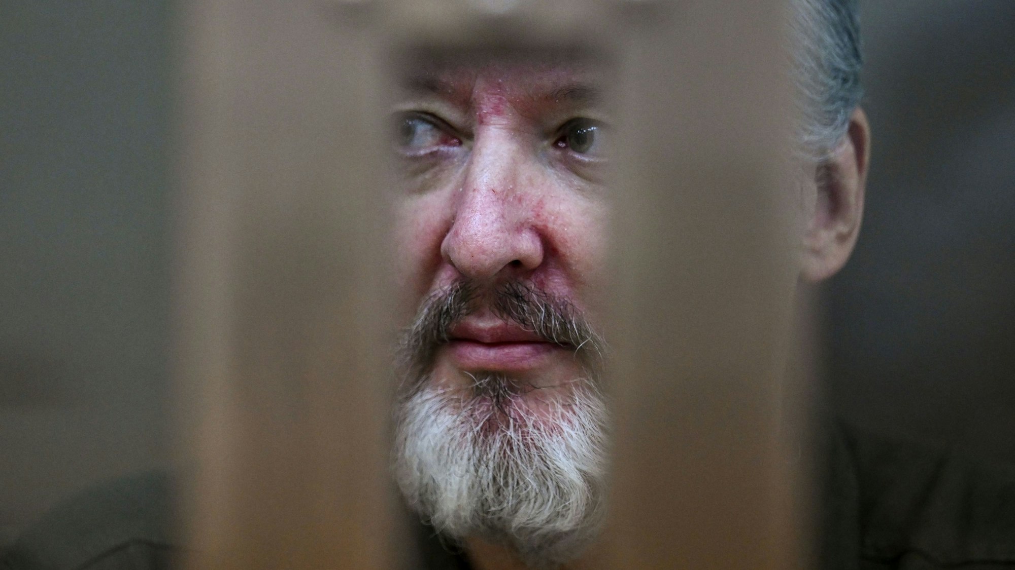 Der ehemalige GRU-Offizier und gesuchte Terrorist Igor Girkin, auch als „Strelkow“ bekannt, will Nachfolger des „inkompetenten“ russischen Präsidenten Wladimir Putin werden. Derzeit befindet Girkin sich in Untersuchungshaft.