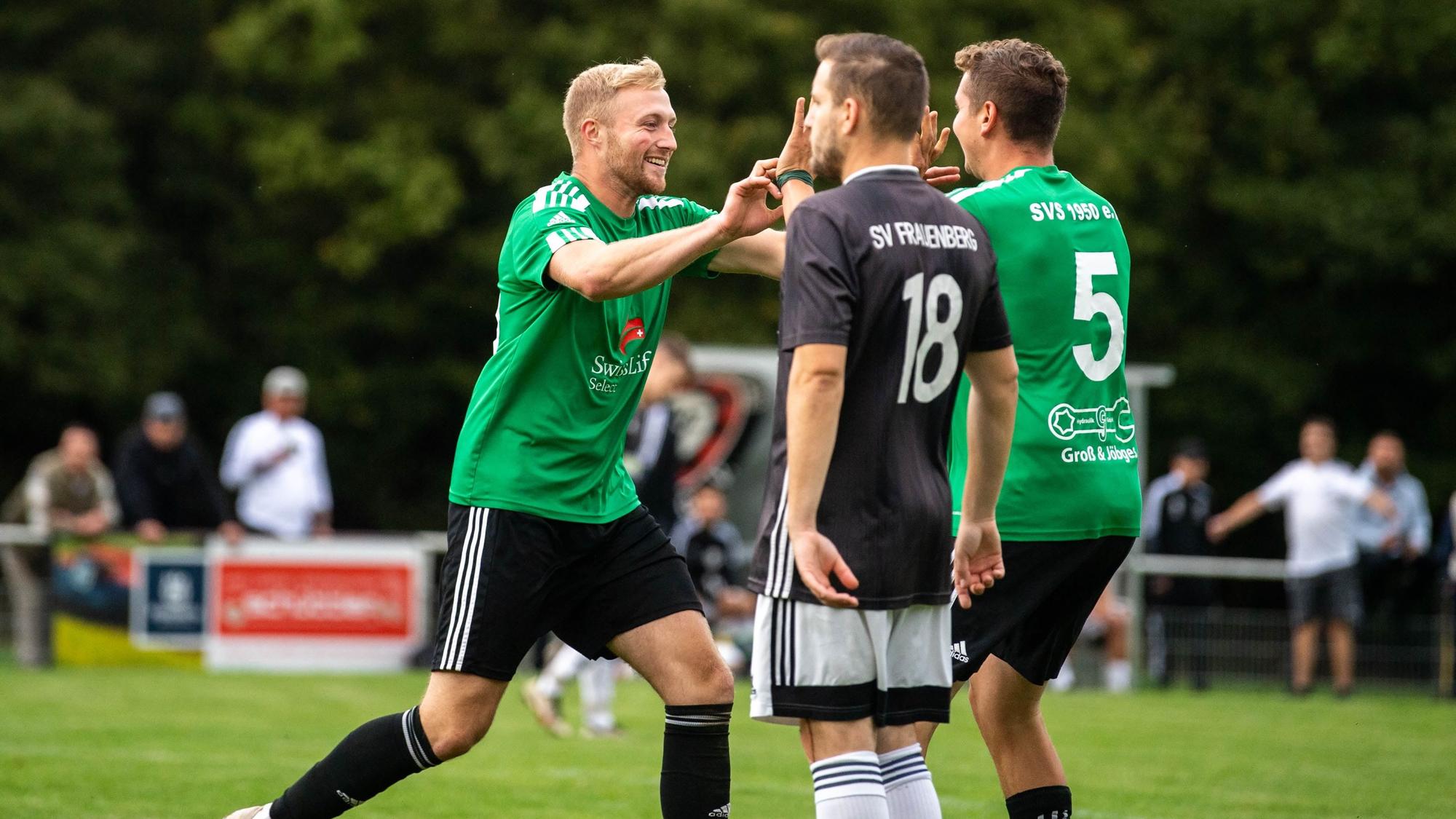Das Bild zeigt Schöneseiffens Torschützen Max Jöbges, wie er mit einem Mannschaftskollegen abklatscht.