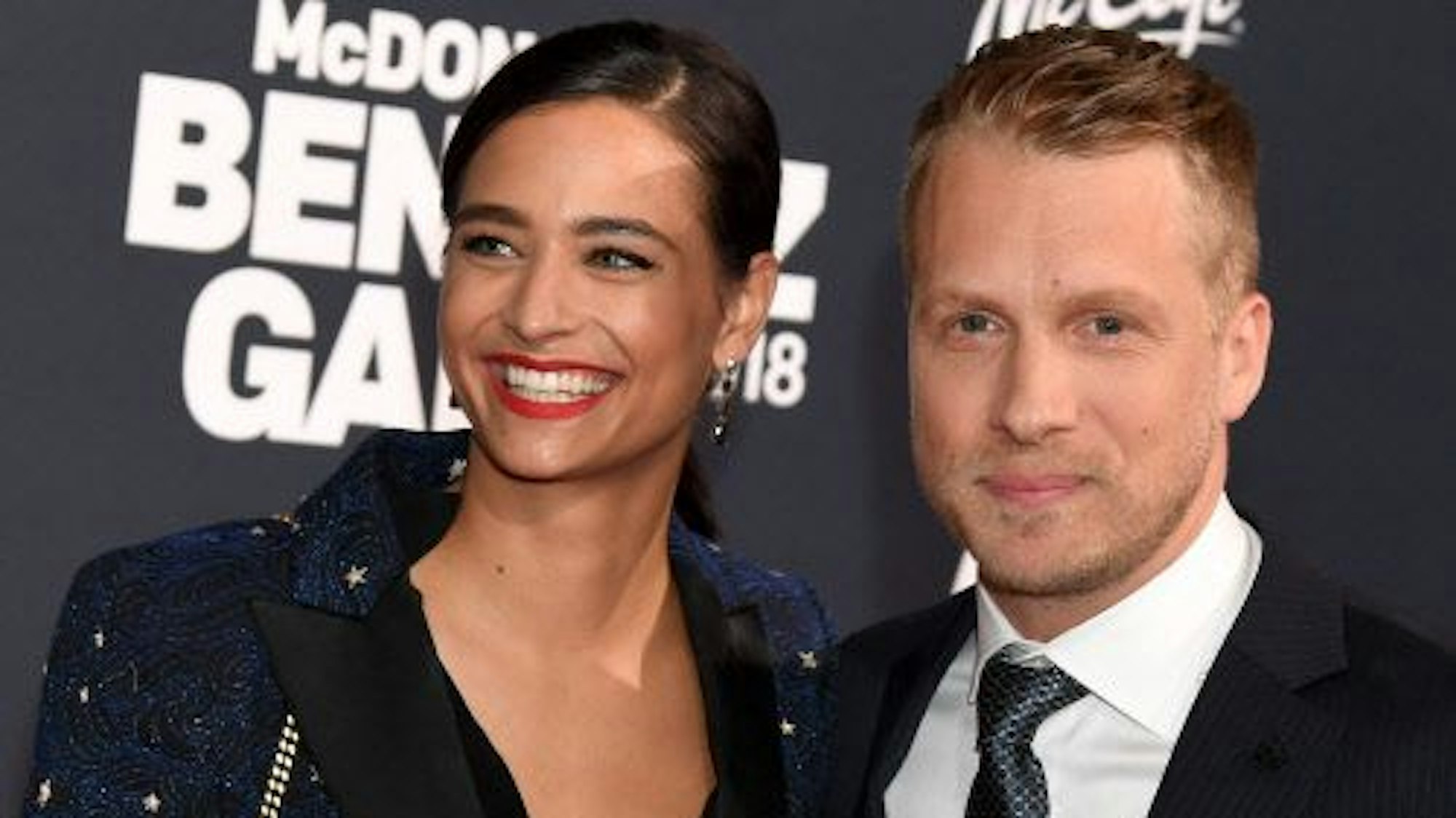 Amira und Oliver Pocher lachen in die Kamera.