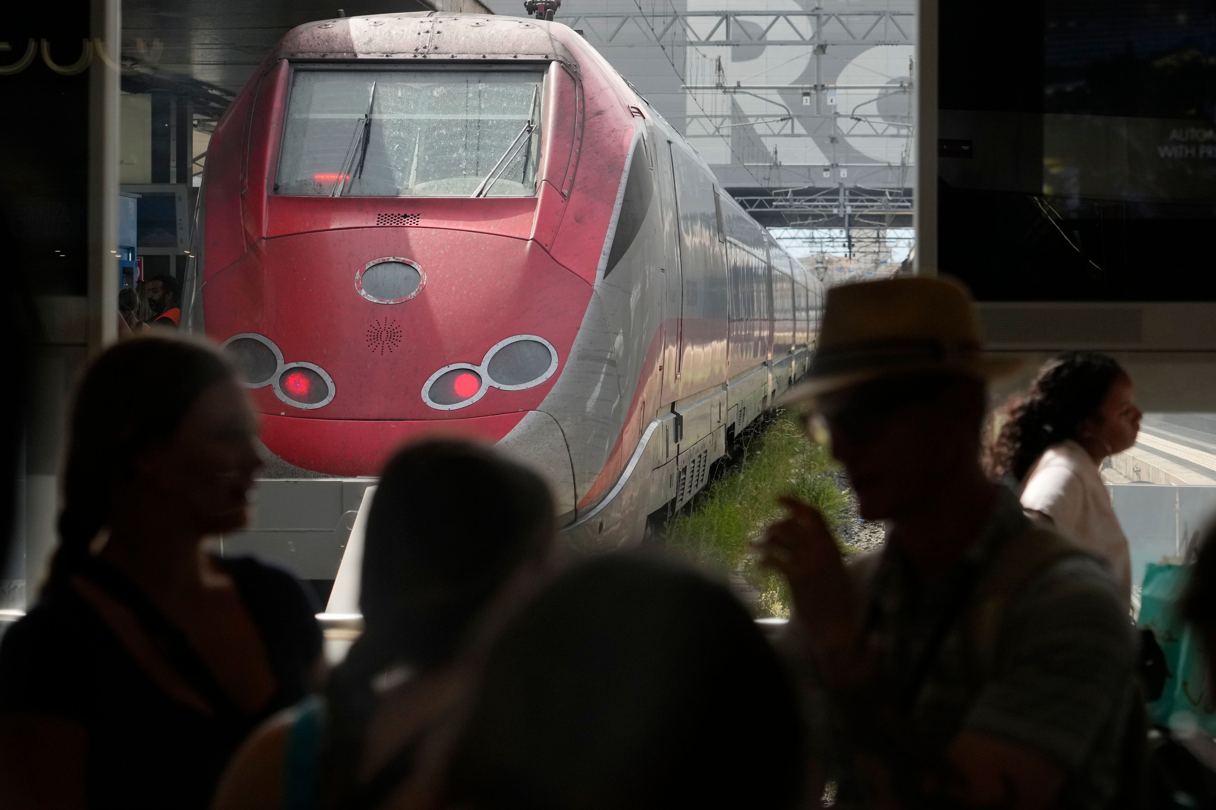Ein Zug fährt in Rom in den Hauptbahnhof ein. (Symbolbild)