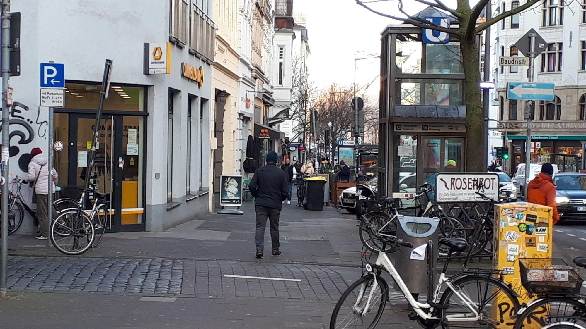 Wenig Platz auf den Bürgersteigen, wild abgestellte Räder und Roller: Auf der Neusser Straße ist es eng.