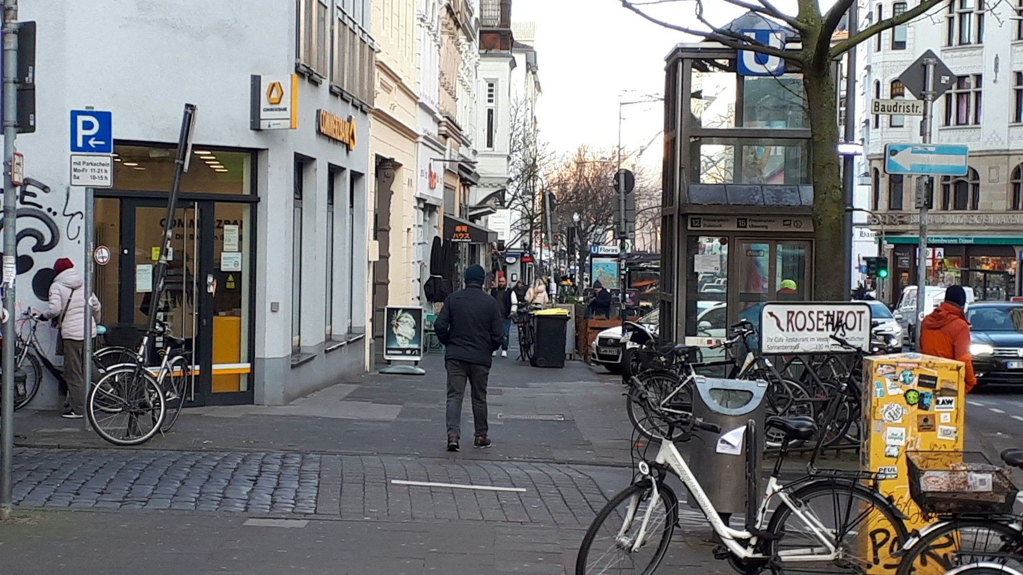 Wenig Platz auf den Bürgersteigen, wild abgestellte Räder und Roller: Auf der Neusser Straße ist es eng.